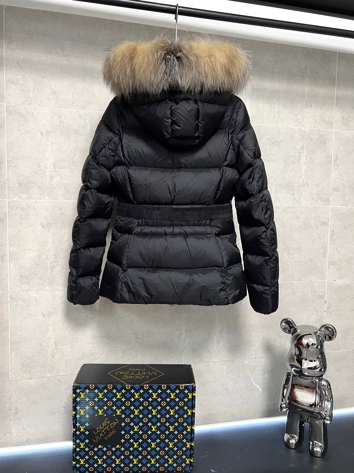 P1040 Moncler's new fur collar hooded waisted down jacket. The slim cut highlights the fluffy temperament of this down jacket. It is light and neat without any bloat. The fur collar at the neck is very textured. It is super slim and reduces your age. It is both warm and fashionable. It is definitely a versatile and unmistakable warm weapon for daily outings. Size: 1234