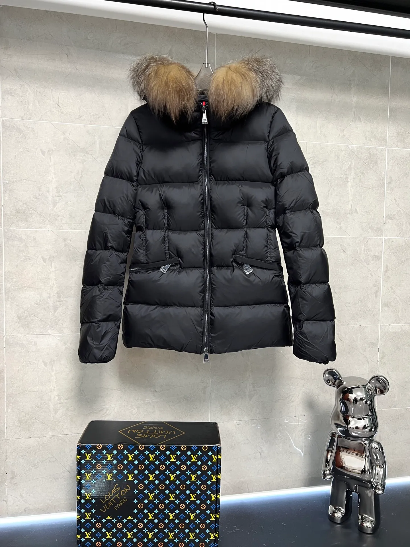P1040 Moncler's new fur collar hooded waisted down jacket. The slim cut highlights the fluffy temperament of this down jacket. It is light and neat without any bloat. The fur collar at the neck is very textured. It is super slim and reduces your age. It is both warm and fashionable. It is definitely a versatile and unmistakable warm weapon for daily outings. Size: 1234