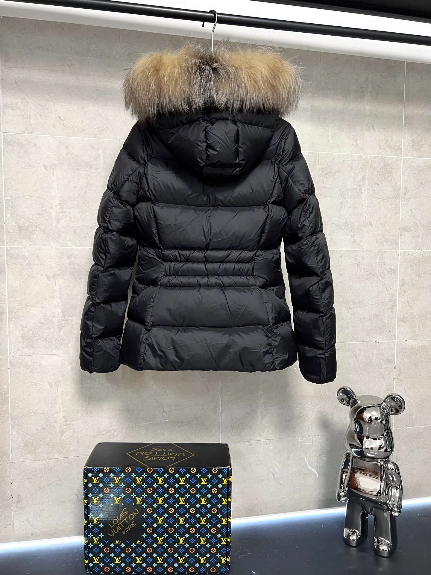 P1040 Moncler's new fur collar hooded waisted down jacket. The slim cut highlights the fluffy temperament of this down jacket. It is light and neat without any bloat. The fur collar at the neck is very textured. It is super slim and reduces your age. It is both warm and fashionable. It is definitely a versatile and unmistakable warm weapon for daily outings. Size: 1234