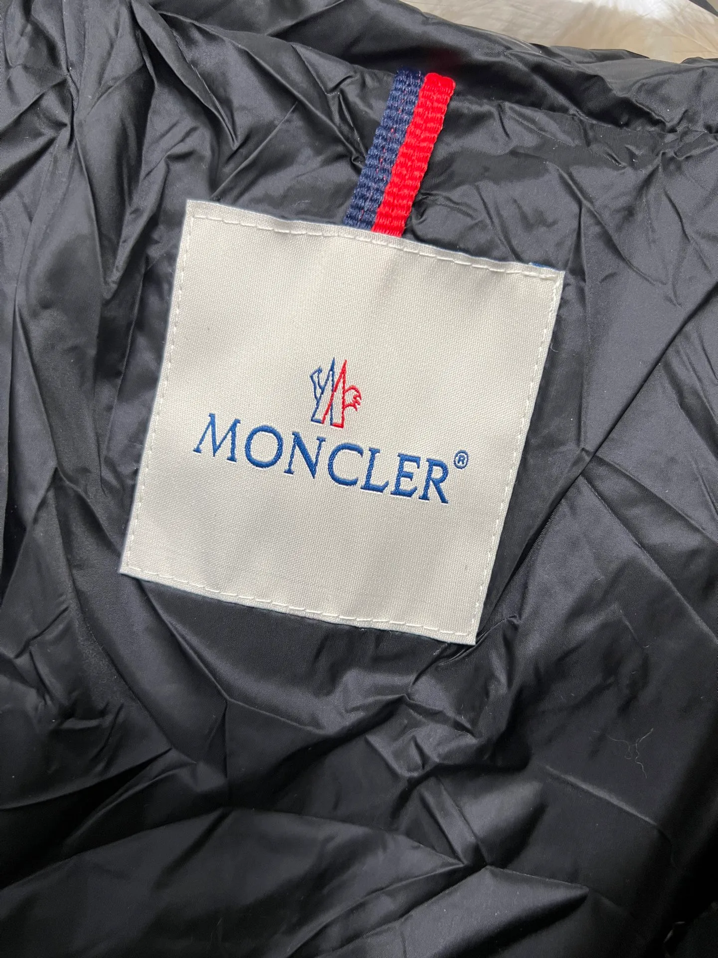 P1040 Moncler's new fur collar hooded waisted down jacket. The slim cut highlights the fluffy temperament of this down jacket. It is light and neat without any bloat. The fur collar at the neck is very textured. It is super slim and reduces your age. It is both warm and fashionable. It is definitely a versatile and unmistakable warm weapon for daily outings. Size: 1234
