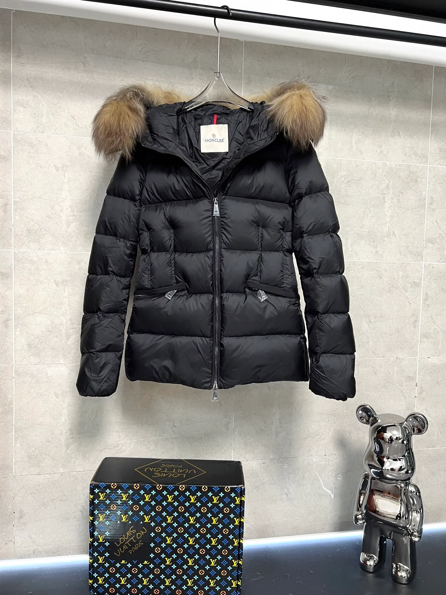 P1040 Moncler's new fur collar hooded waisted down jacket. The slim cut highlights the fluffy temperament of this down jacket. It is light and neat without any bloat. The fur collar at the neck is very textured. It is super slim and reduces your age. It is both warm and fashionable. It is definitely a versatile and unmistakable warm weapon for daily outings. Size: 1234