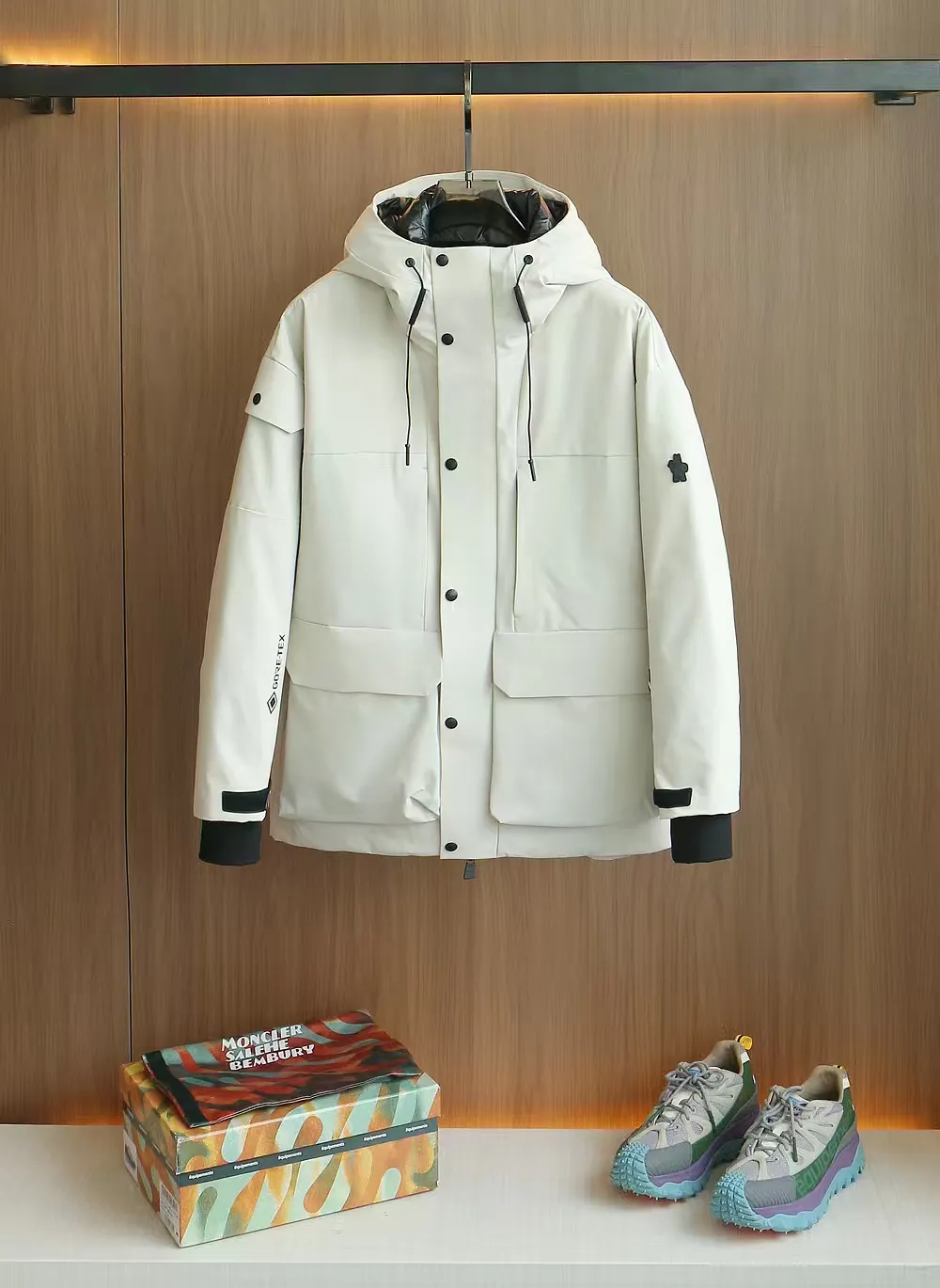 P1740 Old OEM channel, Moncler 25FW new thin and light men's hooded casual down jacket! Trading company orders Jeluz men's down inspired by classic, men's choice for outdoor activities! The product is made of GORE-Tex waterproof outdoor sports fabric and decorated with recyclable details, which demonstrates the brand's commitment to external environmental protection. The adjustable cuffs and two-way zipper ensure easy wearing and adjustment of the silhouette; the interior is made of European-standard environmentally friendly 90% white duck down + 10% feather high-content filling, which is warmer and lighter than traditional down jackets in the past. You will know its high-end atmosphere when you try it in person. The upper body is comfortable, warm and breathable without any bloated feeling! At the same time, it has a high sense of class and recognition. The seams of the body are all cut in position to ensure visual beauty, which is very time-consuming and material-consuming! The fashionable detachable vest can be worn alone. The detachable hooded stand-up collar design is easy to disassemble and assemble to create different fashionable looks. The concealed placket, two-way zipper opening and closing, elastic cuffs and drawstring hem cuff design can better withstand the cold wind and keep the upper body warm in autumn and winter. It is a tall and stylish item! Color: black, off-white Size: M-3XL Size 1: shoulder width 51cm-bust 114cm-shirt length 70cm-sleeve length 61cm Size 2: shoulder width 52cm-chest 118cm-shirt length 71cm-sleeve length 62cm Size 3: shoulder width 53cm-chest 122cm-shirt length 72cm-sleeve length 63cm 4 Size: Shoulder width 54cm - Bust 126cm - Clothing length 73cm - Sleeve length 64cm Size 5: Shoulder width 55cm - Bust 130cm - Clothing length 75cm - Sleeve length 64cm