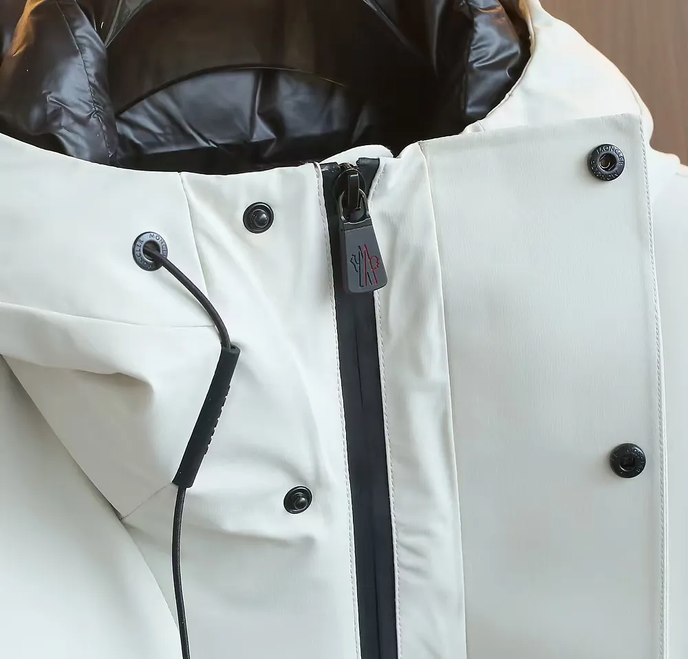 P1740 Old OEM channel, Moncler 25FW new thin and light men's hooded casual down jacket! Trading company orders Jeluz men's down inspired by classic, men's choice for outdoor activities! The product is made of GORE-Tex waterproof outdoor sports fabric and decorated with recyclable details, which demonstrates the brand's commitment to external environmental protection. The adjustable cuffs and two-way zipper ensure easy wearing and adjustment of the silhouette; the interior is made of European-standard environmentally friendly 90% white duck down + 10% feather high-content filling, which is warmer and lighter than traditional down jackets in the past. You will know its high-end atmosphere when you try it in person. The upper body is comfortable, warm and breathable without any bloated feeling! At the same time, it has a high sense of class and recognition. The seams of the body are all cut in position to ensure visual beauty, which is very time-consuming and material-consuming! The fashionable detachable vest can be worn alone. The detachable hooded stand-up collar design is easy to disassemble and assemble to create different fashionable looks. The concealed placket, two-way zipper opening and closing, elastic cuffs and drawstring hem cuff design can better withstand the cold wind and keep the upper body warm in autumn and winter. It is a tall and stylish item! Color: black, off-white Size: M-3XL Size 1: shoulder width 51cm-bust 114cm-shirt length 70cm-sleeve length 61cm Size 2: shoulder width 52cm-chest 118cm-shirt length 71cm-sleeve length 62cm Size 3: shoulder width 53cm-chest 122cm-shirt length 72cm-sleeve length 63cm 4 Size: Shoulder width 54cm - Bust 126cm - Clothing length 73cm - Sleeve length 64cm Size 5: Shoulder width 55cm - Bust 130cm - Clothing length 75cm - Sleeve length 64cm