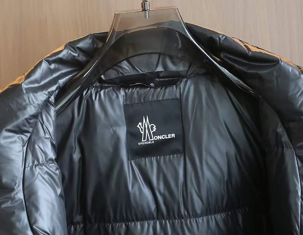 P1740 Old OEM channel, Moncler 25FW new thin and light men's hooded casual down jacket! Trading company orders Jeluz men's down inspired by classic, men's choice for outdoor activities! The product is made of GORE-Tex waterproof outdoor sports fabric and decorated with recyclable details, which demonstrates the brand's commitment to external environmental protection. The adjustable cuffs and two-way zipper ensure easy wearing and adjustment of the silhouette; the interior is made of European-standard environmentally friendly 90% white duck down + 10% feather high-content filling, which is warmer and lighter than traditional down jackets in the past. You will know its high-end atmosphere when you try it in person. The upper body is comfortable, warm and breathable without any bloated feeling! At the same time, it has a high sense of class and recognition. The seams of the body are all cut in position to ensure visual beauty, which is very time-consuming and material-consuming! The fashionable detachable vest can be worn alone. The detachable hooded stand-up collar design is easy to disassemble and assemble to create different fashionable looks. The concealed placket, two-way zipper opening and closing, elastic cuffs and drawstring hem cuff design can better withstand the cold wind and keep the upper body warm in autumn and winter. It is a tall and stylish item! Color: black, off-white Size: M-3XL Size 1: shoulder width 51cm-bust 114cm-shirt length 70cm-sleeve length 61cm Size 2: shoulder width 52cm-chest 118cm-shirt length 71cm-sleeve length 62cm Size 3: shoulder width 53cm-chest 122cm-shirt length 72cm-sleeve length 63cm 4 Size: Shoulder width 54cm - Bust 126cm - Clothing length 73cm - Sleeve length 64cm Size 5: Shoulder width 55cm - Bust 130cm - Clothing length 75cm - Sleeve length 64cm