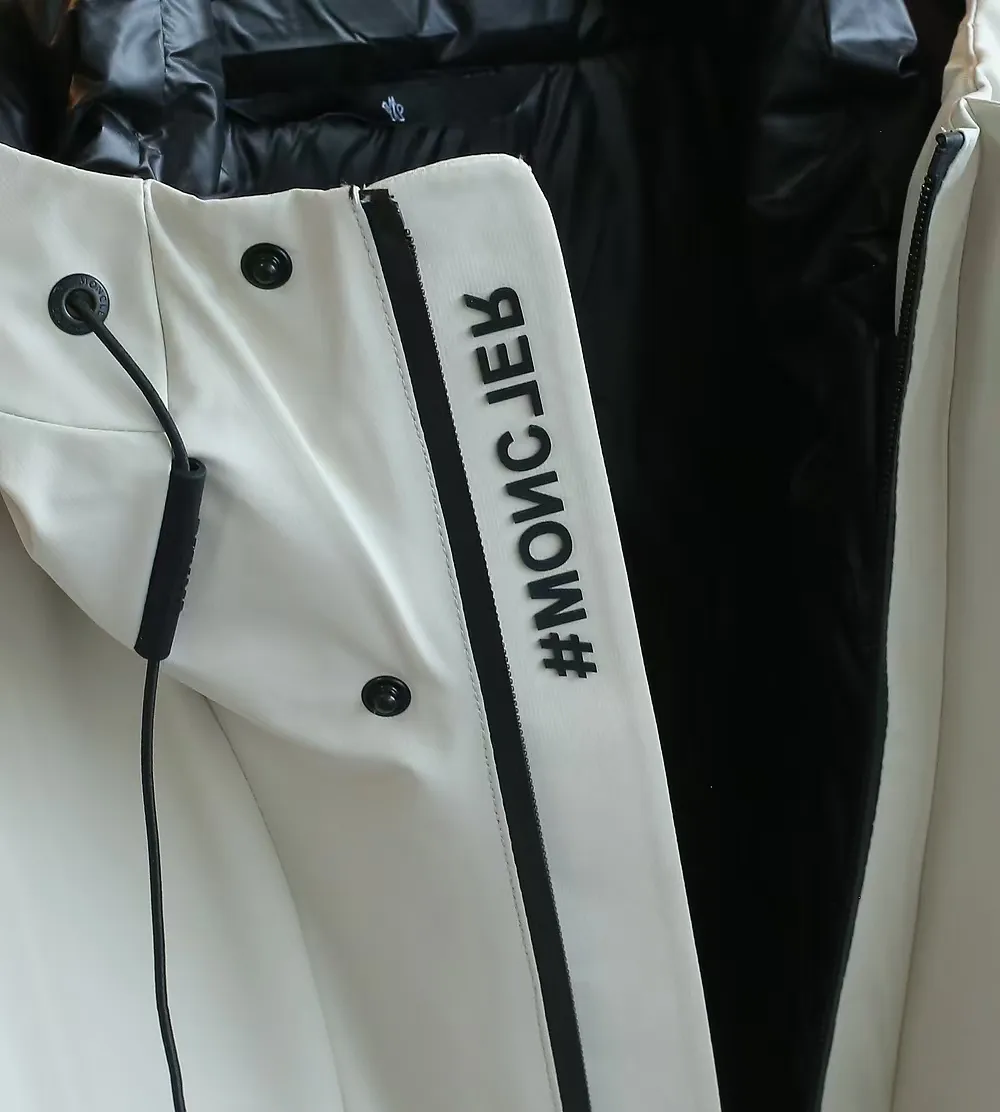 P1740 Old OEM channel, Moncler 25FW new thin and light men's hooded casual down jacket! Trading company orders Jeluz men's down inspired by classic, men's choice for outdoor activities! The product is made of GORE-Tex waterproof outdoor sports fabric and decorated with recyclable details, which demonstrates the brand's commitment to external environmental protection. The adjustable cuffs and two-way zipper ensure easy wearing and adjustment of the silhouette; the interior is made of European-standard environmentally friendly 90% white duck down + 10% feather high-content filling, which is warmer and lighter than traditional down jackets in the past. You will know its high-end atmosphere when you try it in person. The upper body is comfortable, warm and breathable without any bloated feeling! At the same time, it has a high sense of class and recognition. The seams of the body are all cut in position to ensure visual beauty, which is very time-consuming and material-consuming! The fashionable detachable vest can be worn alone. The detachable hooded stand-up collar design is easy to disassemble and assemble to create different fashionable looks. The concealed placket, two-way zipper opening and closing, elastic cuffs and drawstring hem cuff design can better withstand the cold wind and keep the upper body warm in autumn and winter. It is a tall and stylish item! Color: black, off-white Size: M-3XL Size 1: shoulder width 51cm-bust 114cm-shirt length 70cm-sleeve length 61cm Size 2: shoulder width 52cm-chest 118cm-shirt length 71cm-sleeve length 62cm Size 3: shoulder width 53cm-chest 122cm-shirt length 72cm-sleeve length 63cm 4 Size: Shoulder width 54cm - Bust 126cm - Clothing length 73cm - Sleeve length 64cm Size 5: Shoulder width 55cm - Bust 130cm - Clothing length 75cm - Sleeve length 64cm