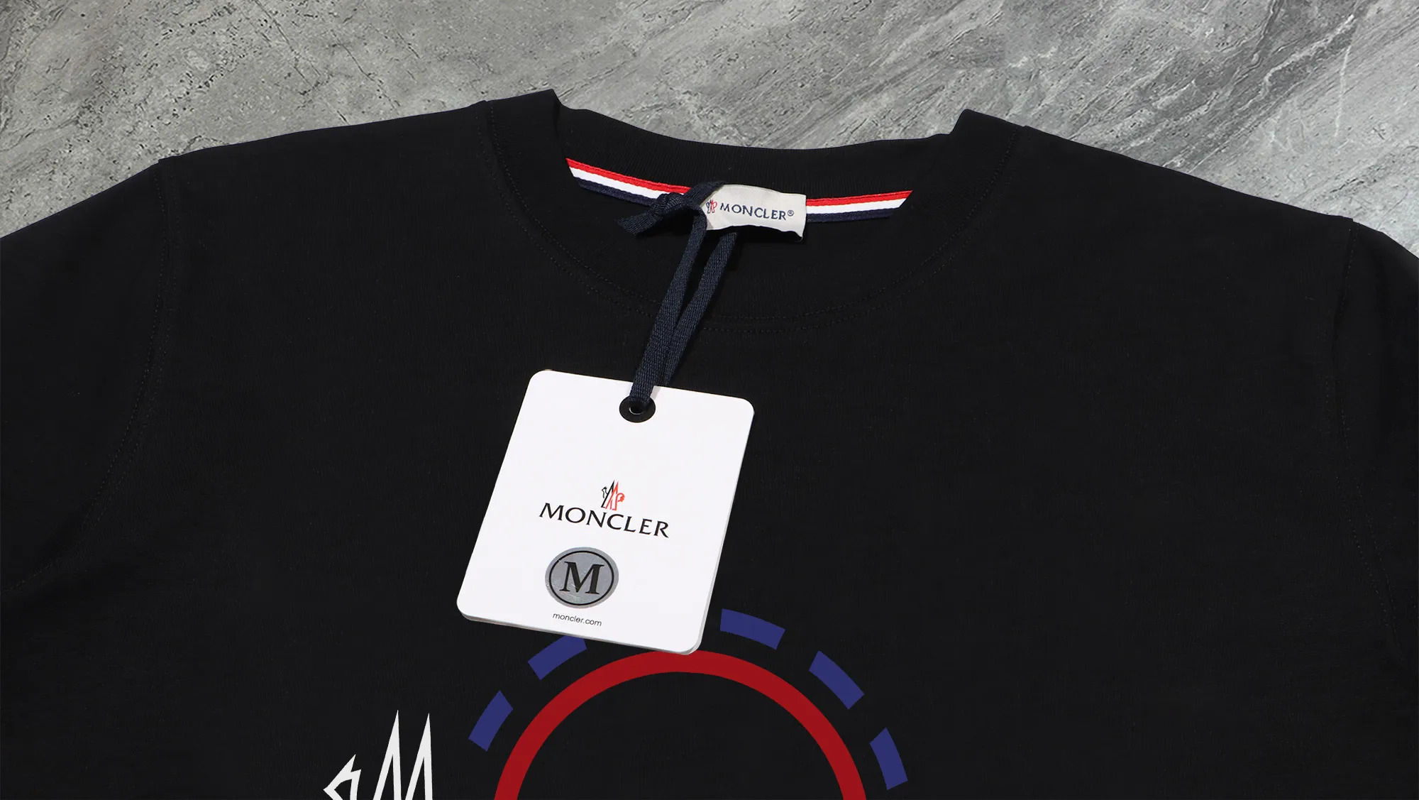 P140 💰Upgraded version "Mobile phone smart sensor ~ NFC chip armband ~ direct access to the official website for anti-counterfeiting" "Moncler ~ Mouth Mouth" 2025 new high-quality round neck short-sleeved T-shirt. The cuffs have imported embroidered labels. Customized dyeing, very comfortable to touch. Super versatile and good-looking short-sleeved. Complete with three labels. Non-market ordinary version. Feel free to compare. Quality is absolutely guaranteed! ‼ First of all, this original fabric is all custom-woven with 32-count double yarn fabric, 250G, and the weight is the same‼ Fine workmanship, double waistcoat method, double waistcoat method, double waistcoat method makes the whole dress more three-dimensional, which is not a craft that ordinary T-shirts can achieve🤪 Size: S-M-L-XL-2XL Color: black, white, apricot, same style for men and women