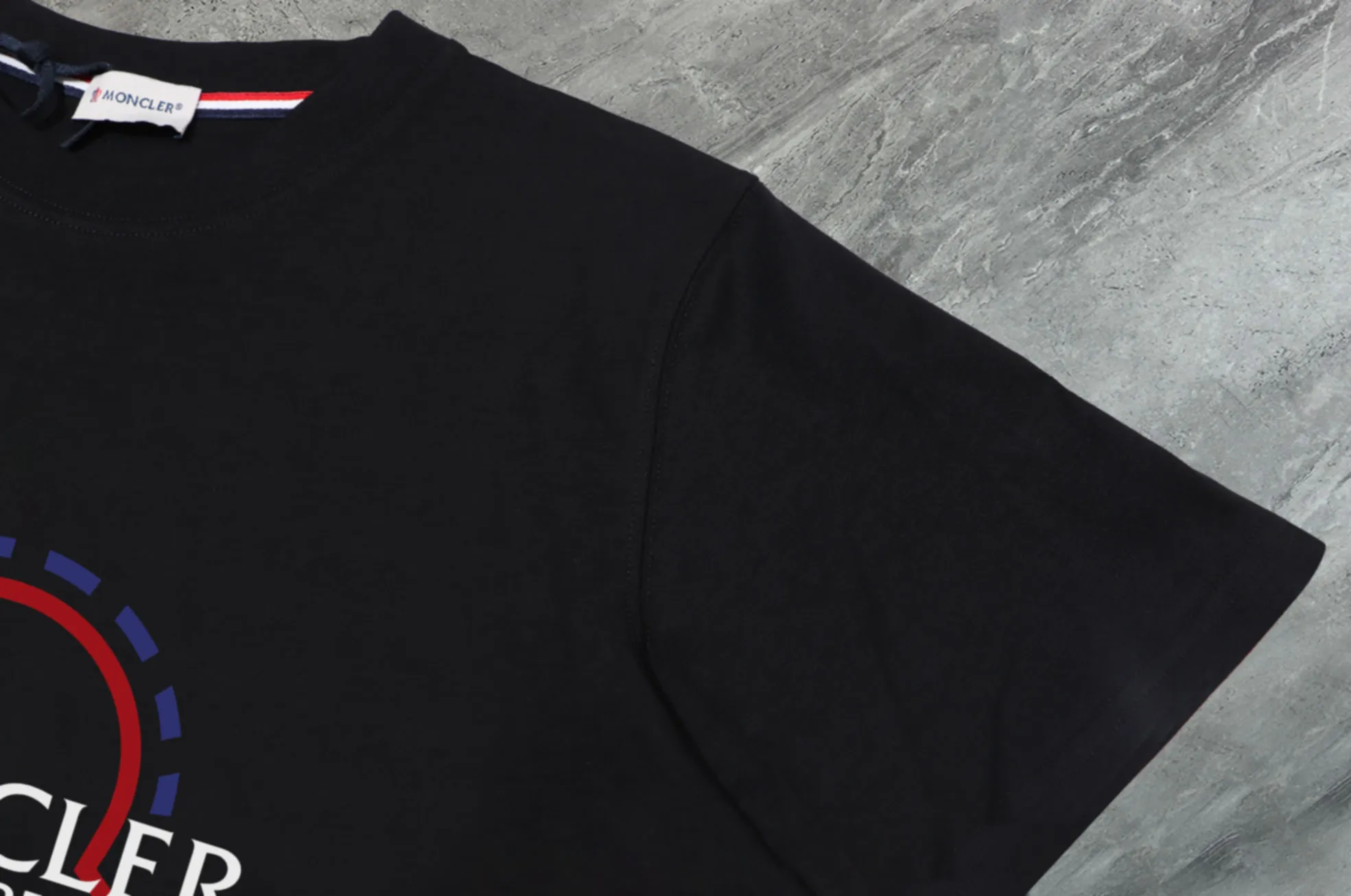 P140 💰Upgraded version "Mobile phone smart sensor ~ NFC chip armband ~ direct access to the official website for anti-counterfeiting" "Moncler ~ Mouth Mouth" 2025 new high-quality round neck short-sleeved T-shirt. The cuffs have imported embroidered labels. Customized dyeing, very comfortable to touch. Super versatile and good-looking short-sleeved. Complete with three labels. Non-market ordinary version. Feel free to compare. Quality is absolutely guaranteed! ‼ First of all, this original fabric is all custom-woven with 32-count double yarn fabric, 250G, and the weight is the same‼ Fine workmanship, double waistcoat method, double waistcoat method, double waistcoat method makes the whole dress more three-dimensional, which is not a craft that ordinary T-shirts can achieve🤪 Size: S-M-L-XL-2XL Color: black, white, apricot, same style for men and women