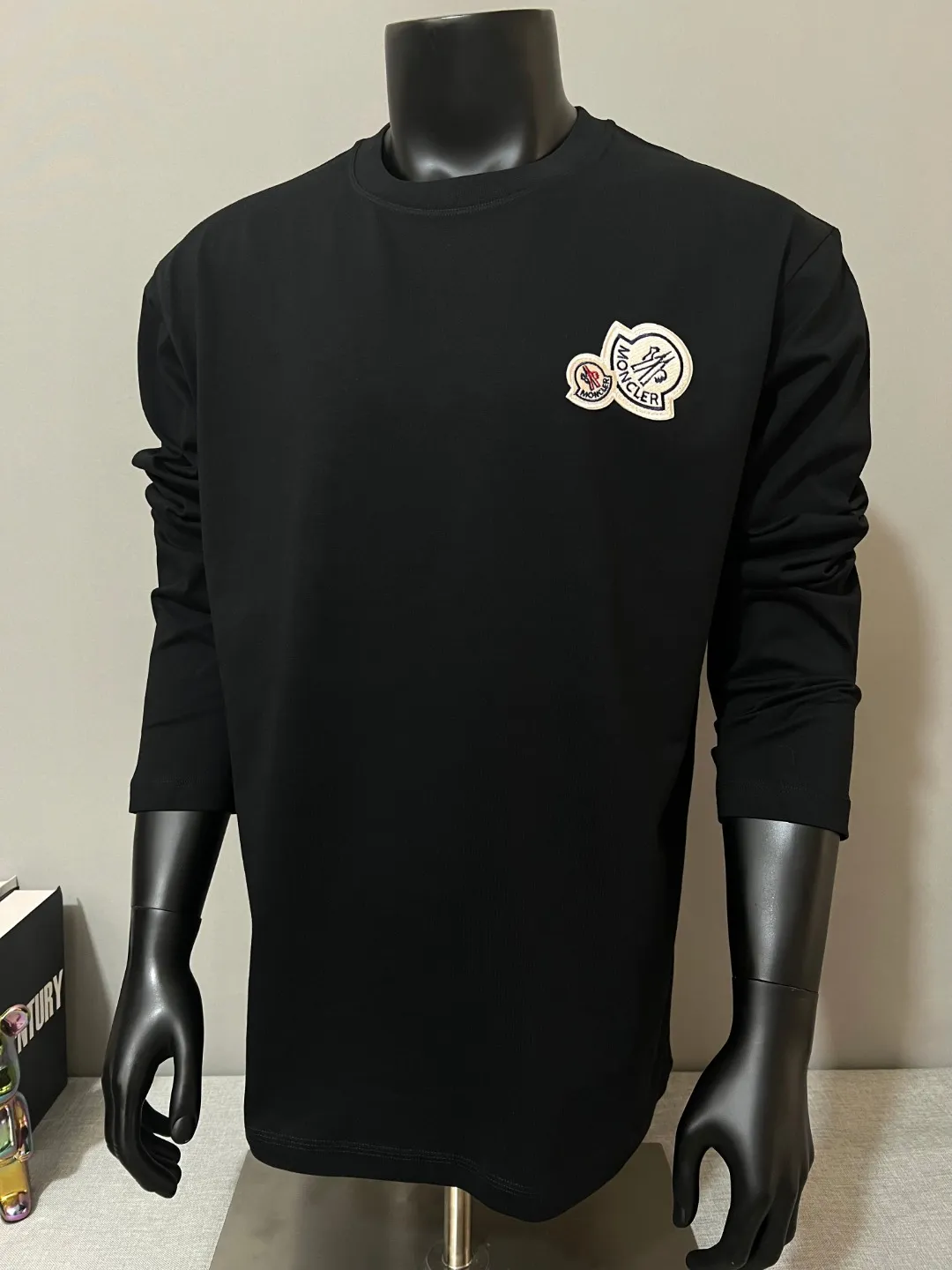 P180 MONCLER new release, 2025fw official synchronized double-labeled long-sleeved T-shirt, the details match the official version, and the logo size is strictly controlled , standard size, seam details are in sync with the official version; Made of 280g double yarn 100% cotton fabric, imported woven thread thread, the neckline is boned to prevent deformation, washed at high temperature at the factory, the fabric is soft and breathable, does not shrink and prevent deformation, NCF washed mark identification, details are in place and the upper body is good-looking, European size version, loose and suitable, color: black, white, size XS-L (L size can wear 200 pounds)