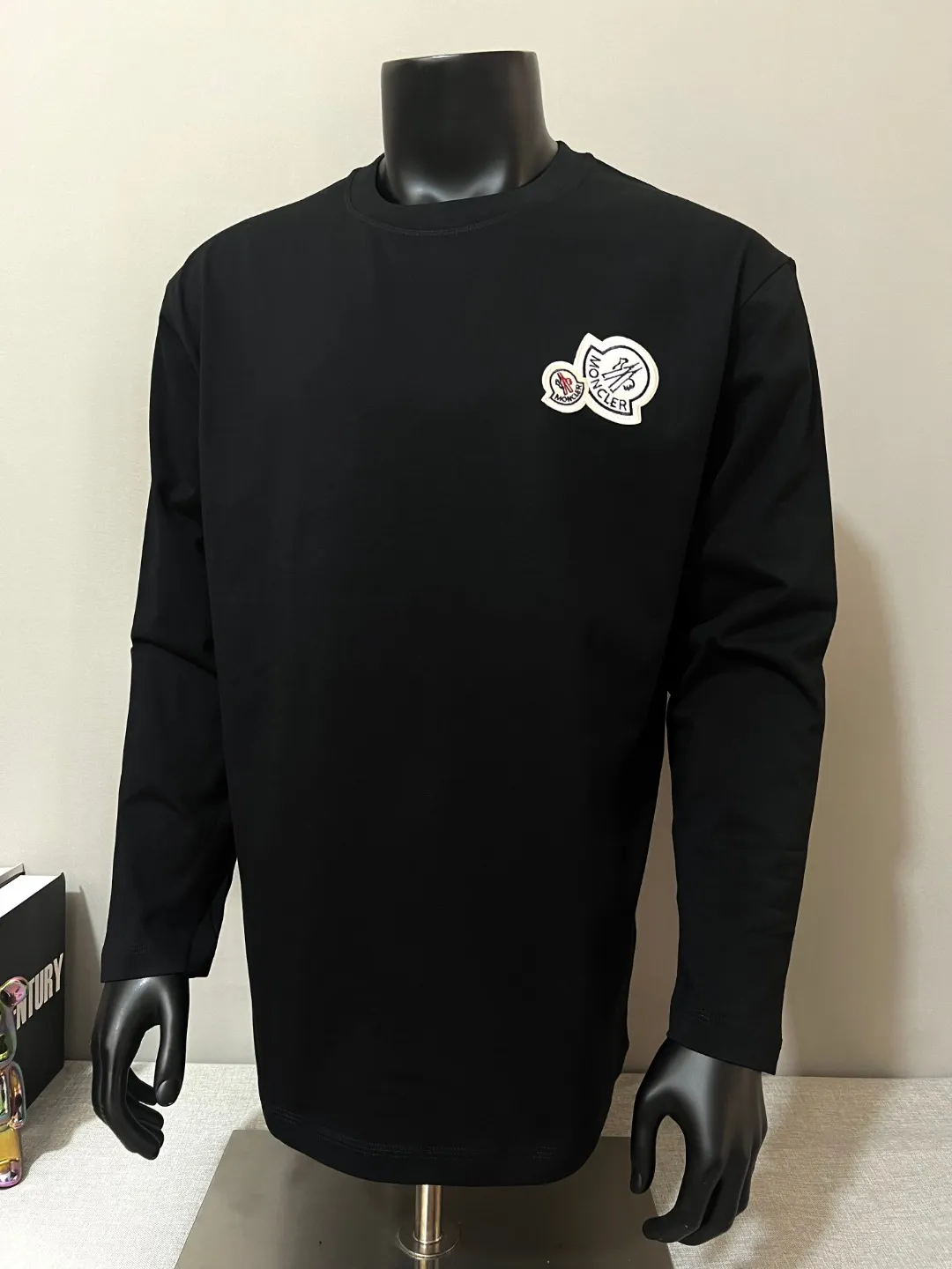 P180 MONCLER new release, 2025fw official synchronized double-labeled long-sleeved T-shirt, the details match the official version, and the logo size is strictly controlled , standard size, seam details are in sync with the official version; Made of 280g double yarn 100% cotton fabric, imported woven thread thread, the neckline is boned to prevent deformation, washed at high temperature at the factory, the fabric is soft and breathable, does not shrink and prevent deformation, NCF washed mark identification, details are in place and the upper body is good-looking, European size version, loose and suitable, color: black, white, size XS-L (L size can wear 200 pounds)