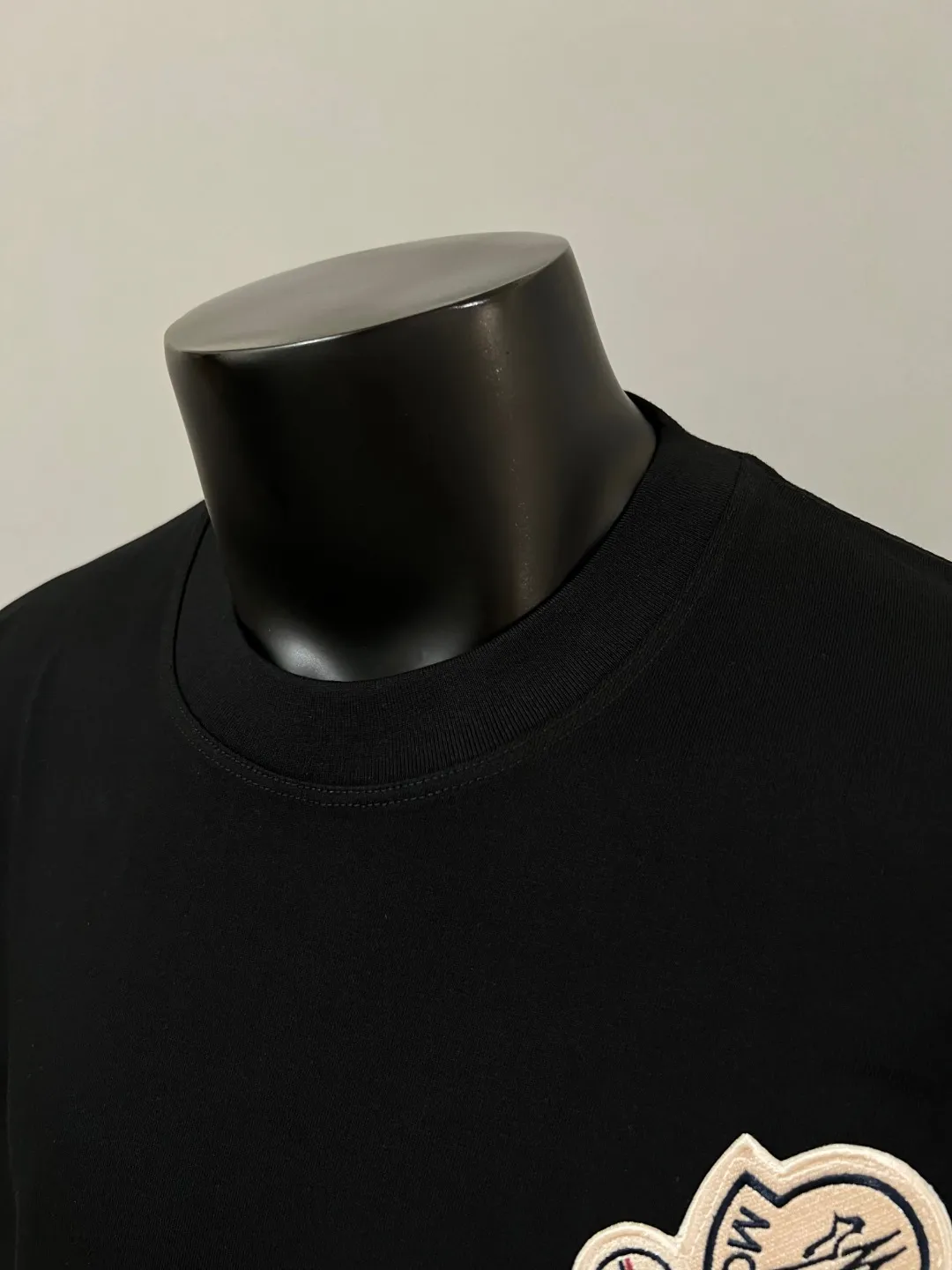 P180 MONCLER new release, 2025fw official synchronized double-labeled long-sleeved T-shirt, the details match the official version, and the logo size is strictly controlled , standard size, seam details are in sync with the official version; Made of 280g double yarn 100% cotton fabric, imported woven thread thread, the neckline is boned to prevent deformation, washed at high temperature at the factory, the fabric is soft and breathable, does not shrink and prevent deformation, NCF washed mark identification, details are in place and the upper body is good-looking, European size version, loose and suitable, color: black, white, size XS-L (L size can wear 200 pounds)