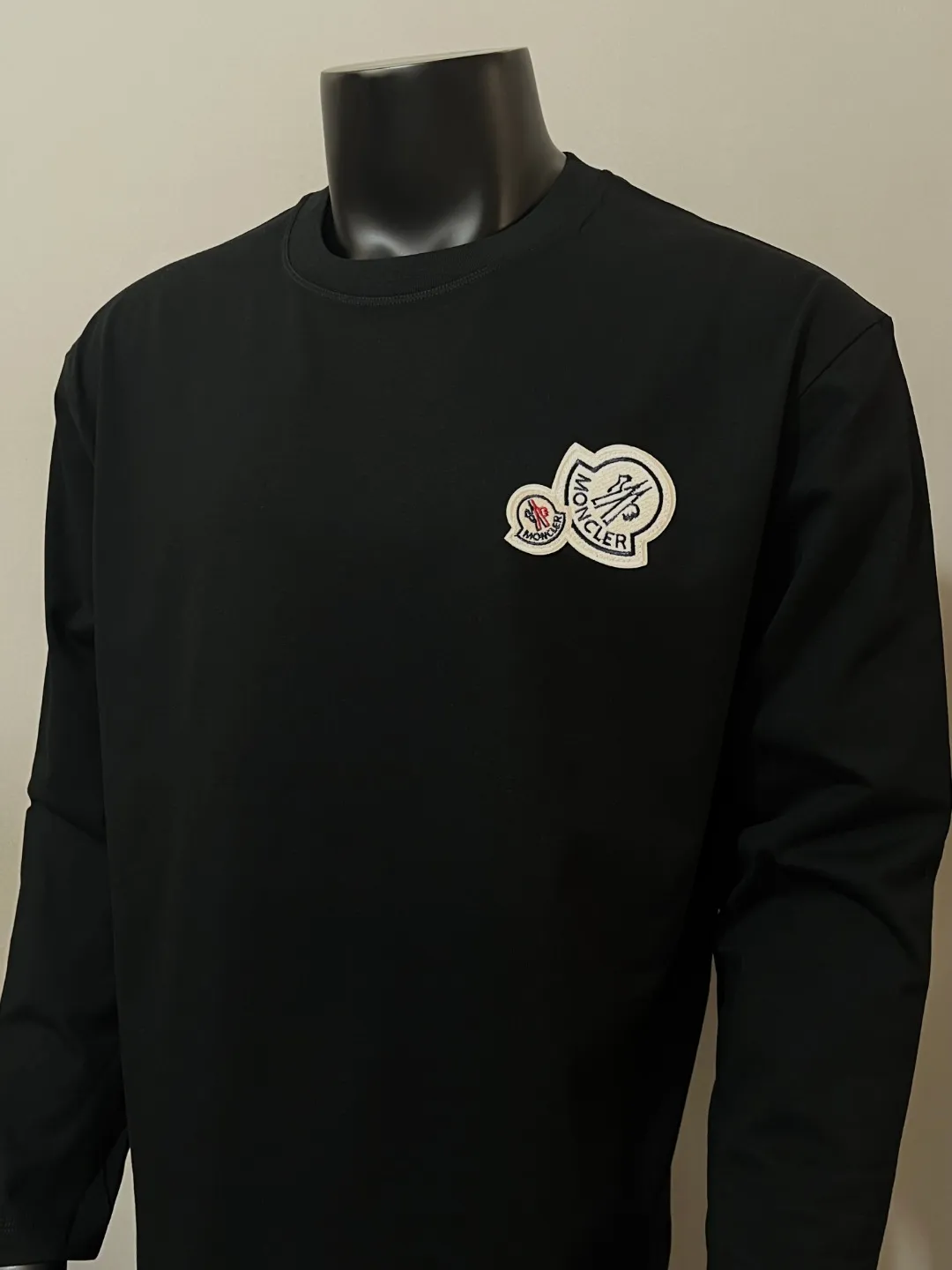 P180 MONCLER new release, 2025fw official synchronized double-labeled long-sleeved T-shirt, the details match the official version, and the logo size is strictly controlled , standard size, seam details are in sync with the official version; Made of 280g double yarn 100% cotton fabric, imported woven thread thread, the neckline is boned to prevent deformation, washed at high temperature at the factory, the fabric is soft and breathable, does not shrink and prevent deformation, NCF washed mark identification, details are in place and the upper body is good-looking, European size version, loose and suitable, color: black, white, size XS-L (L size can wear 200 pounds)