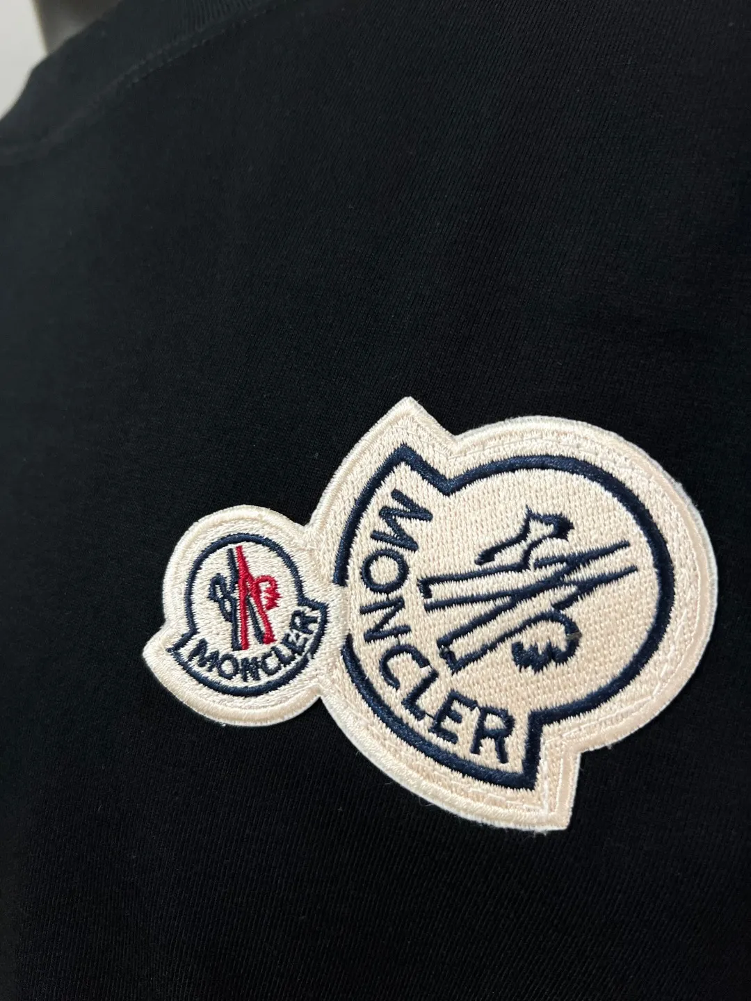 P180 MONCLER new release, 2025fw official synchronized double-labeled long-sleeved T-shirt, the details match the official version, and the logo size is strictly controlled , standard size, seam details are in sync with the official version; Made of 280g double yarn 100% cotton fabric, imported woven thread thread, the neckline is boned to prevent deformation, washed at high temperature at the factory, the fabric is soft and breathable, does not shrink and prevent deformation, NCF washed mark identification, details are in place and the upper body is good-looking, European size version, loose and suitable, color: black, white, size XS-L (L size can wear 200 pounds)