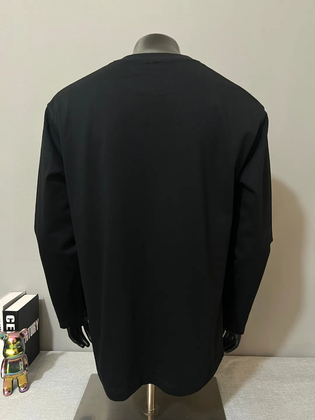 P180 MONCLER new release, 2025fw official synchronized double-labeled long-sleeved T-shirt, the details match the official version, and the logo size is strictly controlled , standard size, seam details are in sync with the official version; Made of 280g double yarn 100% cotton fabric, imported woven thread thread, the neckline is boned to prevent deformation, washed at high temperature at the factory, the fabric is soft and breathable, does not shrink and prevent deformation, NCF washed mark identification, details are in place and the upper body is good-looking, European size version, loose and suitable, color: black, white, size XS-L (L size can wear 200 pounds)