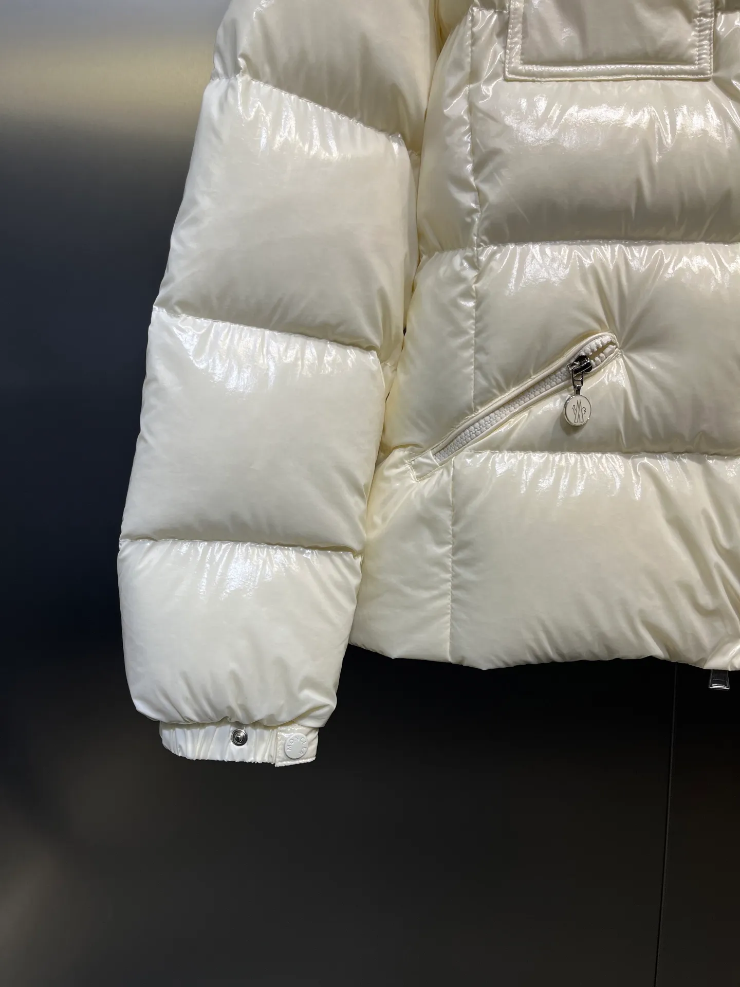 P900 Moncler🌟25 new oil wax leather waist style GLAREIN hooded long-sleeved down jacket for women. Oil wax leather coated new fabric, slim design style, warm and slimming, 90% duck down filling, molded custom hardware. Color: red, white, blue, black Code number: 1234