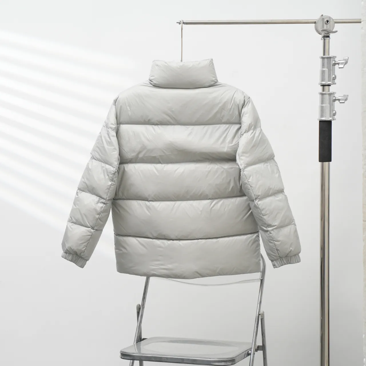 P640 MONCLER丨Muzzled chest big mark stand collar down jacket Color: Pearl Gray Size: 1-6