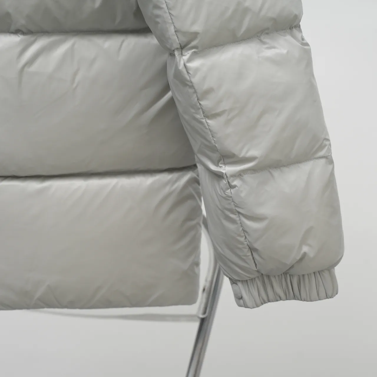 P640 MONCLER丨Muzzled chest big mark stand collar down jacket Color: Pearl Gray Size: 1-6