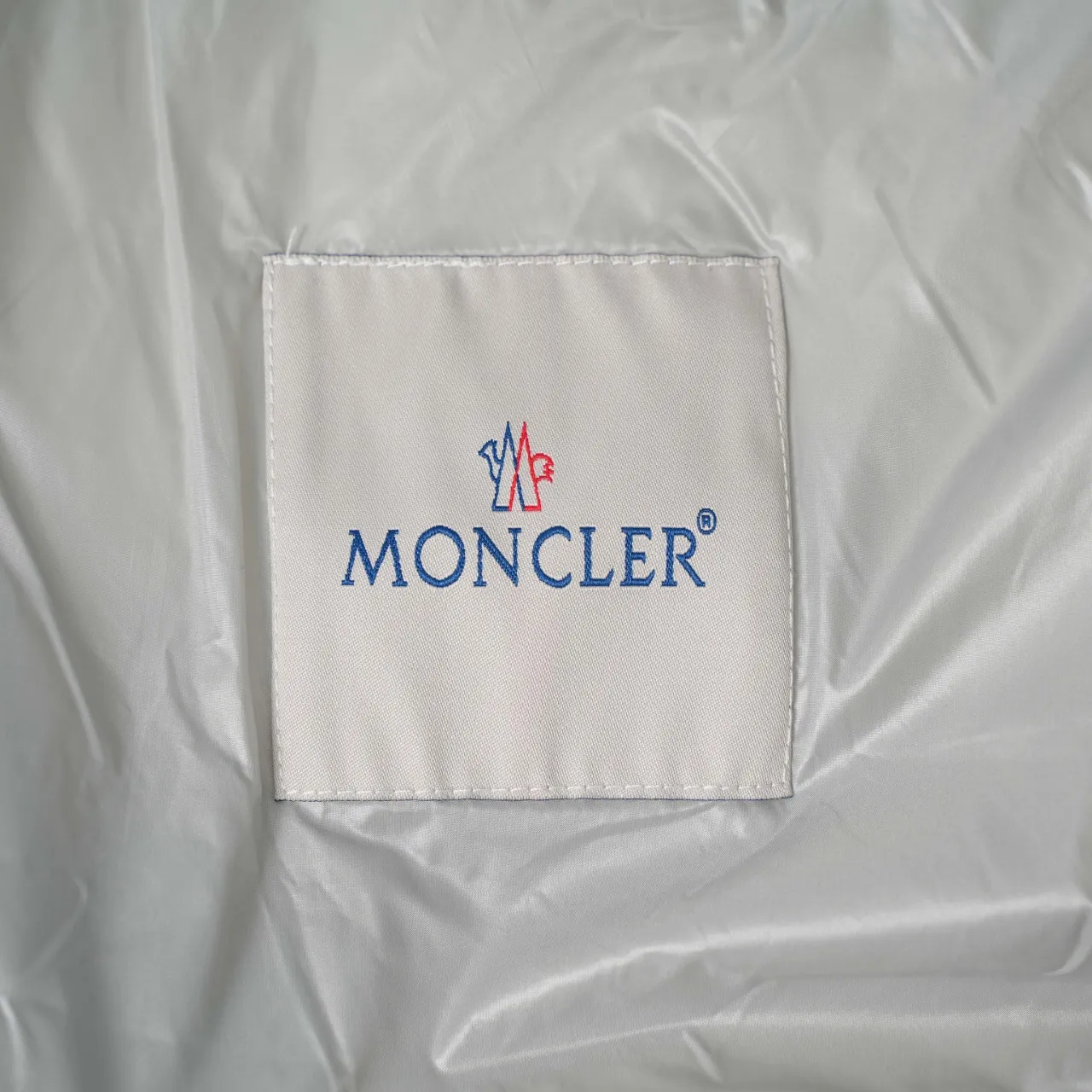P640 MONCLER丨Muzzled chest big mark stand collar down jacket Color: Pearl Gray Size: 1-6