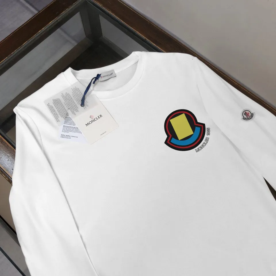 P180, a non-off-the-shelf model, you can trust it. Moncler printed long-sleeved T-shirt, 240g breathable cotton fabric, very soft and comfortable texture, does not shrink, does not deform, does not ball), can be worn alone as a base layer. Original customized accessories, collar label, care mark, hangtag, packaging (perfect details) Color: White Black Size: XS S M L