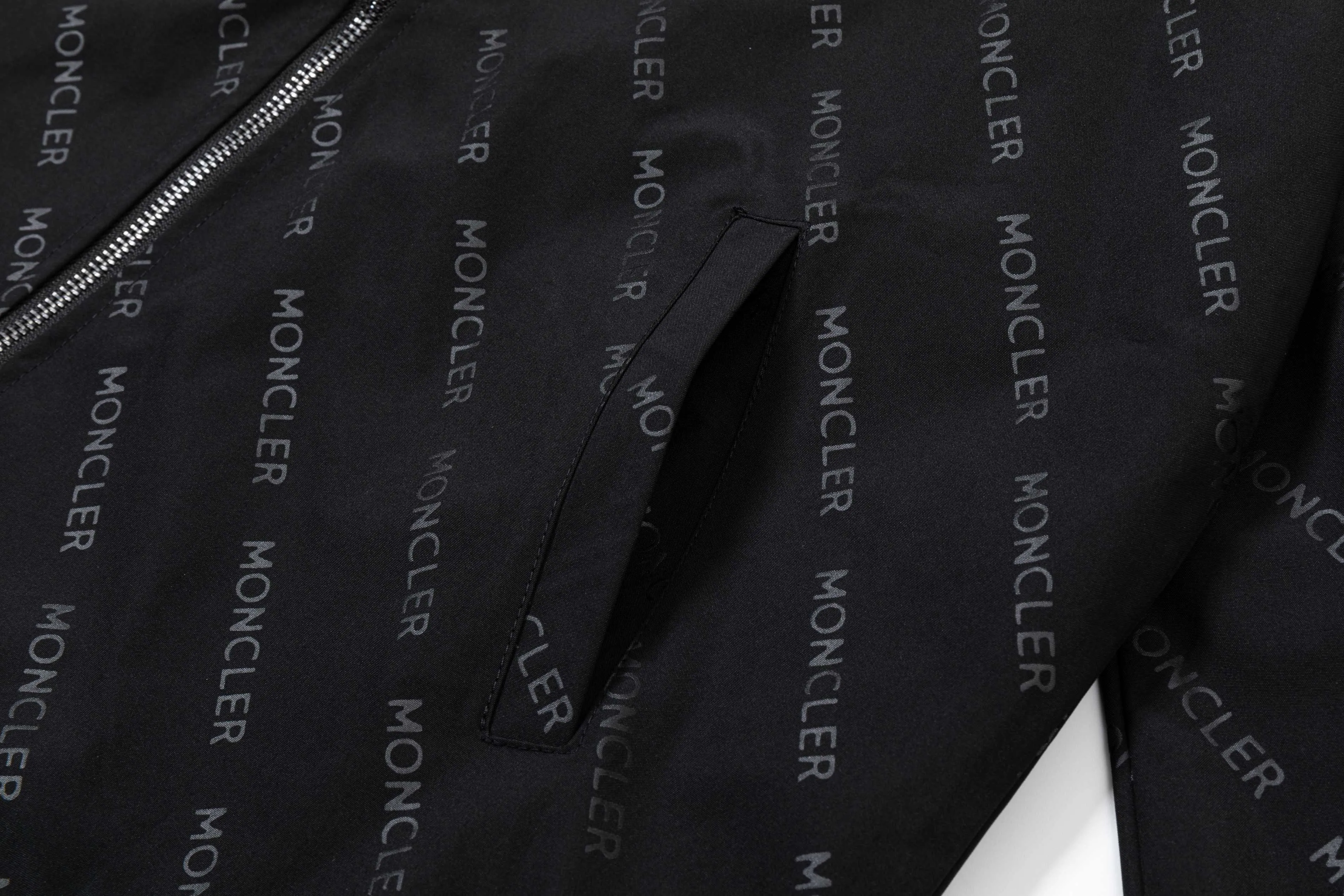 P320 2025 Mouthless MONCLER... New style for autumn and winter Hardware logo. High-quality hooded jacket. Mainly recommended version. Customized fabrics. Higher grade. High-density memory brushed lining. More fashionable and comfortable. High-standard customization. The upper body is very stylish. Classic and versatile. It can be matched with any fashion. The version is super good. It is recommended!  Color: royal blue black Size: M-4XL