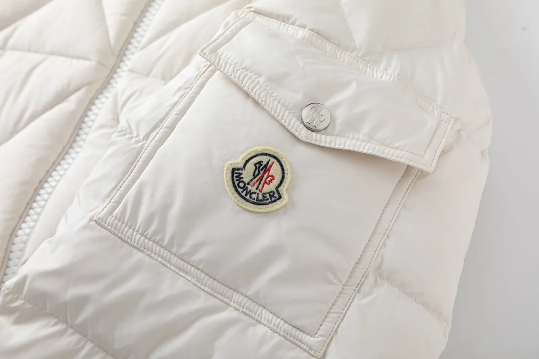 P920 with dust bag) Moncler/Moncler's new autumn and winter product vezere' goose down diamond check down jacket This down jacket is a basic warm item. This down jacket is equipped with a hood, which can be easily removed according to the weather. The jacket silhouette and sleeve patch pockets pay homage to the iconic Moner Maya down jacket. · Made of longue saison fabric · Lon lé ger brillant lining with 90% goose down filling Detachable and adjustable hood with zipper and snap button closure Zippered pockets Sleeves with patch pockets · Adjustable cuffs · Drawstring hem Unisex Color: Black Beige Sizes: 1-5