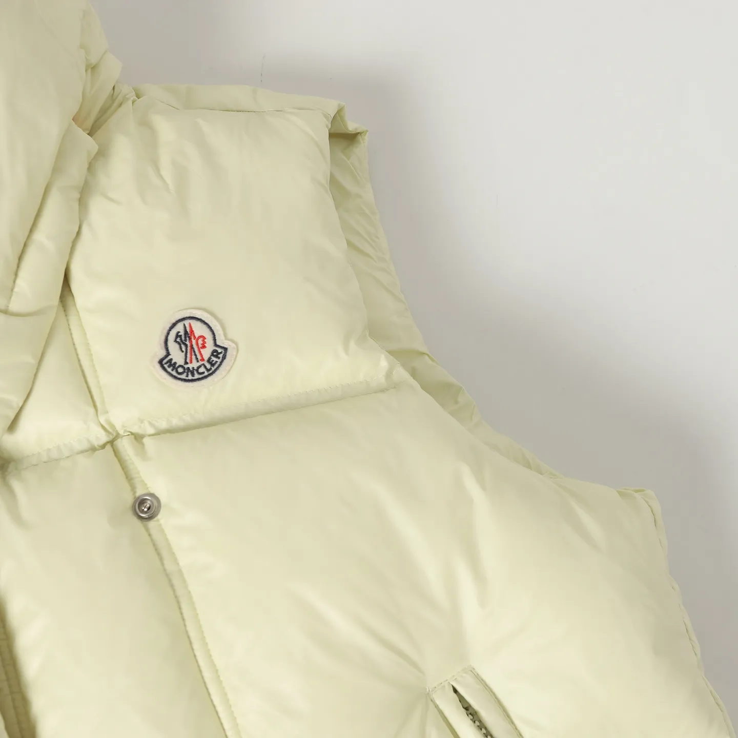 P740 Women's Style] Moncler/Mask Women's Hooded Down Vest Fabric selection: Made of super laque (super lacquered fabric), a material that achieves a high-gloss effect through a special process. Its core lies in surface coating technology rather than nylon made of natural fiber itself. It has a certain hardness, high gloss, and waterproof properties.  Lining fabric selection: Nylon lining has smooth surface, good softness, lighter weight, and has certain strength and wear resistance.  High-quality filling: Made of national standard 90 white duck down, with a filling capacity of 190 grams to ensure excellent warmth retention. The down has been strictly screened and processed and is not easy to drill, ensuring durability.  Accessories: One-to-one customized three-label, One-to-one customized badges, One-to-one customized buttons, SIZE: S/M/L