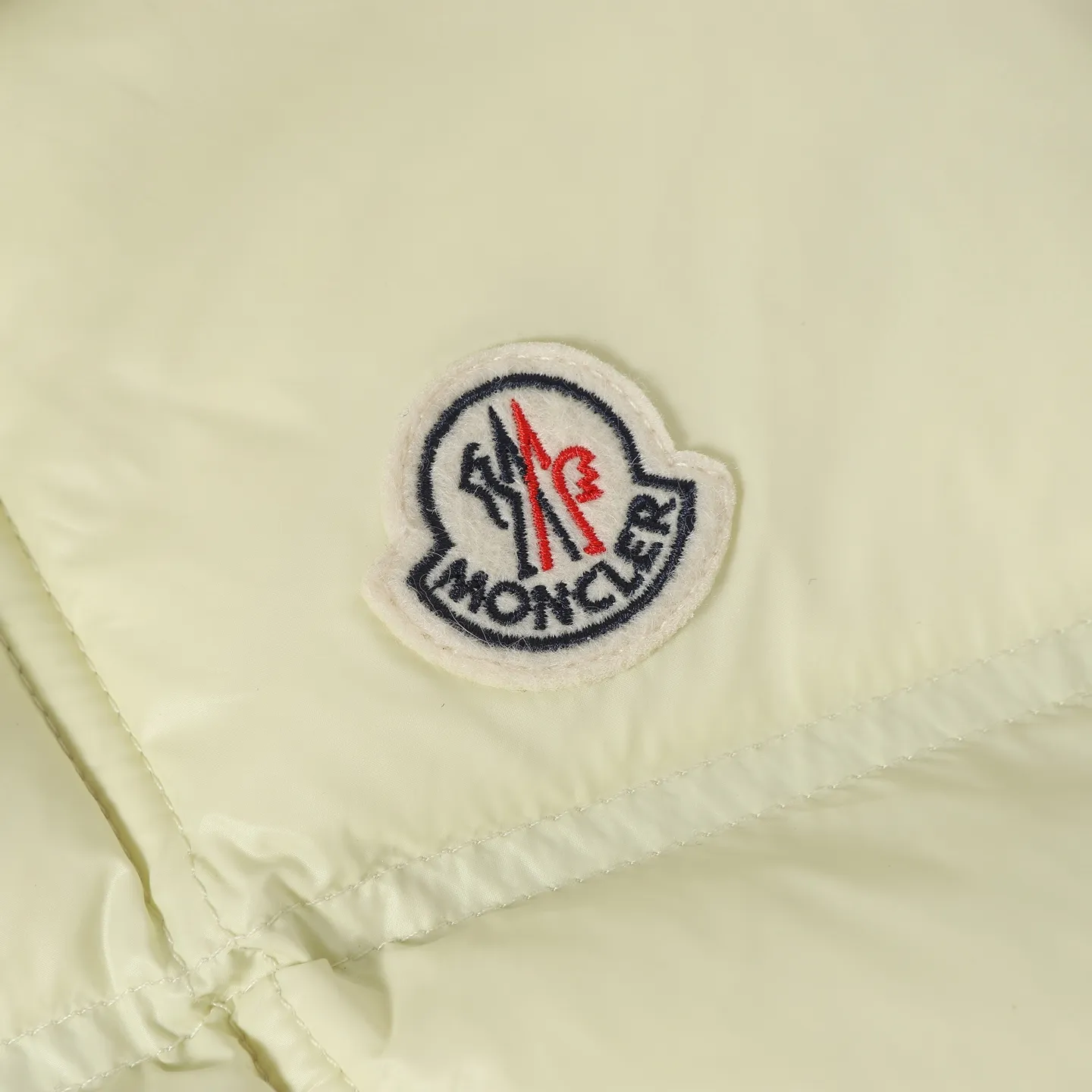 P740 Women's Style] Moncler/Mask Women's Hooded Down Vest Fabric selection: Made of super laque (super lacquered fabric), a material that achieves a high-gloss effect through a special process. Its core lies in surface coating technology rather than nylon made of natural fiber itself. It has a certain hardness, high gloss, and waterproof properties.  Lining fabric selection: Nylon lining has smooth surface, good softness, lighter weight, and has certain strength and wear resistance.  High-quality filling: Made of national standard 90 white duck down, with a filling capacity of 190 grams to ensure excellent warmth retention. The down has been strictly screened and processed and is not easy to drill, ensuring durability.  Accessories: One-to-one customized three-label, One-to-one customized badges, One-to-one customized buttons, SIZE: S/M/L