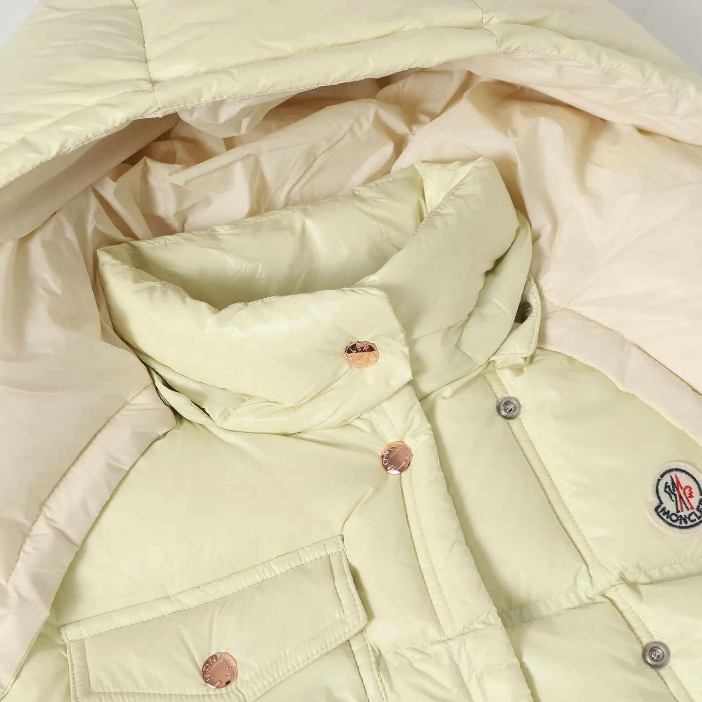 P740 Women's Style] Moncler/Mask Women's Hooded Down Vest Fabric selection: Made of super laque (super lacquered fabric), a material that achieves a high-gloss effect through a special process. Its core lies in surface coating technology rather than nylon made of natural fiber itself. It has a certain hardness, high gloss, and waterproof properties.  Lining fabric selection: Nylon lining has smooth surface, good softness, lighter weight, and has certain strength and wear resistance.  High-quality filling: Made of national standard 90 white duck down, with a filling capacity of 190 grams to ensure excellent warmth retention. The down has been strictly screened and processed and is not easy to drill, ensuring durability.  Accessories: One-to-one customized three-label, One-to-one customized badges, One-to-one customized buttons, SIZE: S/M/L