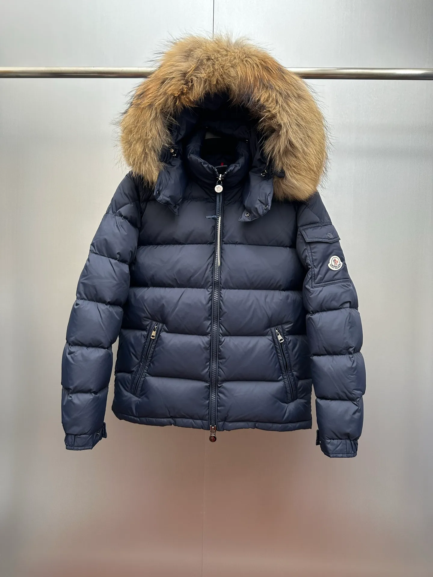 P1160 New down jacket⬆️Moncler Mayaf short men's down jacket jacket. The hood is removable and the fur collar is removable. Based on Maya, a removable fur collar is added. The Mayaf men's hooded down jacket is made of functional nylon fabric, and the hood is equipped with removable synthetic material trim.  The Mayaf short down jacket is a reinterpretation of the classic Moncler Maya style in an instantly recognizable silhouette, with a removable hood and adjustable hem. Made from functional fabric with removable synthetic trim on the hood. The sleeves are embellished with classic patch pockets, reflecting the brand's signature style. Details • Made from functional fabric • Lined with functional fabric • Filled with down • Press-stud collar • Detachable hood with removable synthetic trim • Zip closure • Zippered pockets • Patch pockets with press-stud • Adjustable elastic cuffs • Adjustable drawstring hem Color: Black/Navy Blue Size : 1-6