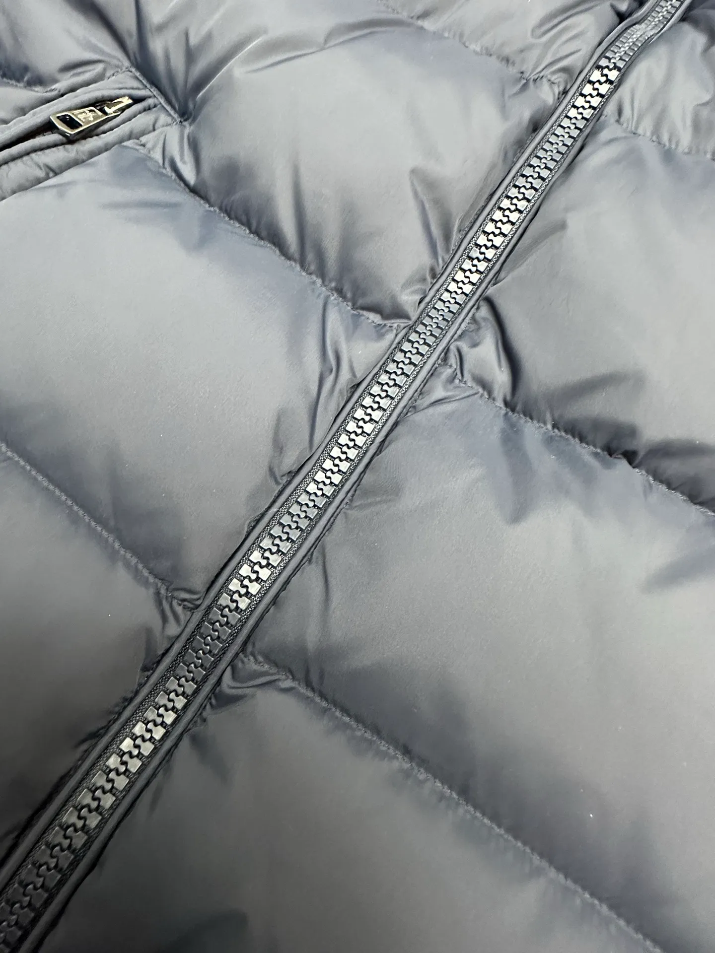 P1160 New down jacket⬆️Moncler Mayaf short men's down jacket jacket. The hood is removable and the fur collar is removable. Based on Maya, a removable fur collar is added. The Mayaf men's hooded down jacket is made of functional nylon fabric, and the hood is equipped with removable synthetic material trim.  The Mayaf short down jacket is a reinterpretation of the classic Moncler Maya style in an instantly recognizable silhouette, with a removable hood and adjustable hem. Made from functional fabric with removable synthetic trim on the hood. The sleeves are embellished with classic patch pockets, reflecting the brand's signature style. Details • Made from functional fabric • Lined with functional fabric • Filled with down • Press-stud collar • Detachable hood with removable synthetic trim • Zip closure • Zippered pockets • Patch pockets with press-stud • Adjustable elastic cuffs • Adjustable drawstring hem Color: Black/Navy Blue Size : 1-6