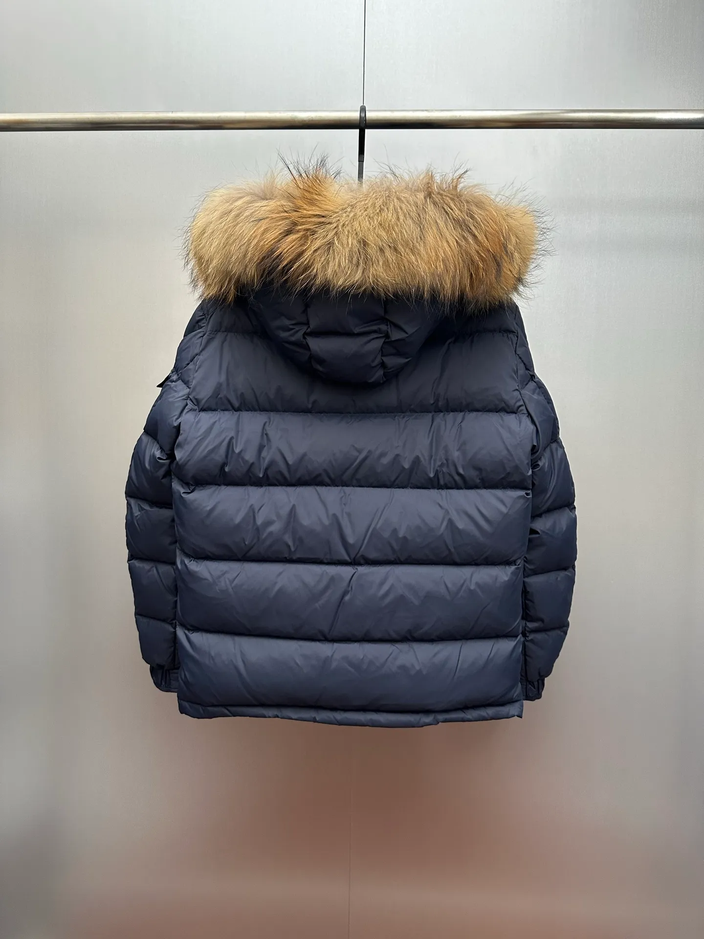 P1160 New down jacket⬆️Moncler Mayaf short men's down jacket jacket. The hood is removable and the fur collar is removable. Based on Maya, a removable fur collar is added. The Mayaf men's hooded down jacket is made of functional nylon fabric, and the hood is equipped with removable synthetic material trim.  The Mayaf short down jacket is a reinterpretation of the classic Moncler Maya style in an instantly recognizable silhouette, with a removable hood and adjustable hem. Made from functional fabric with removable synthetic trim on the hood. The sleeves are embellished with classic patch pockets, reflecting the brand's signature style. Details • Made from functional fabric • Lined with functional fabric • Filled with down • Press-stud collar • Detachable hood with removable synthetic trim • Zip closure • Zippered pockets • Patch pockets with press-stud • Adjustable elastic cuffs • Adjustable drawstring hem Color: Black/Navy Blue Size : 1-6