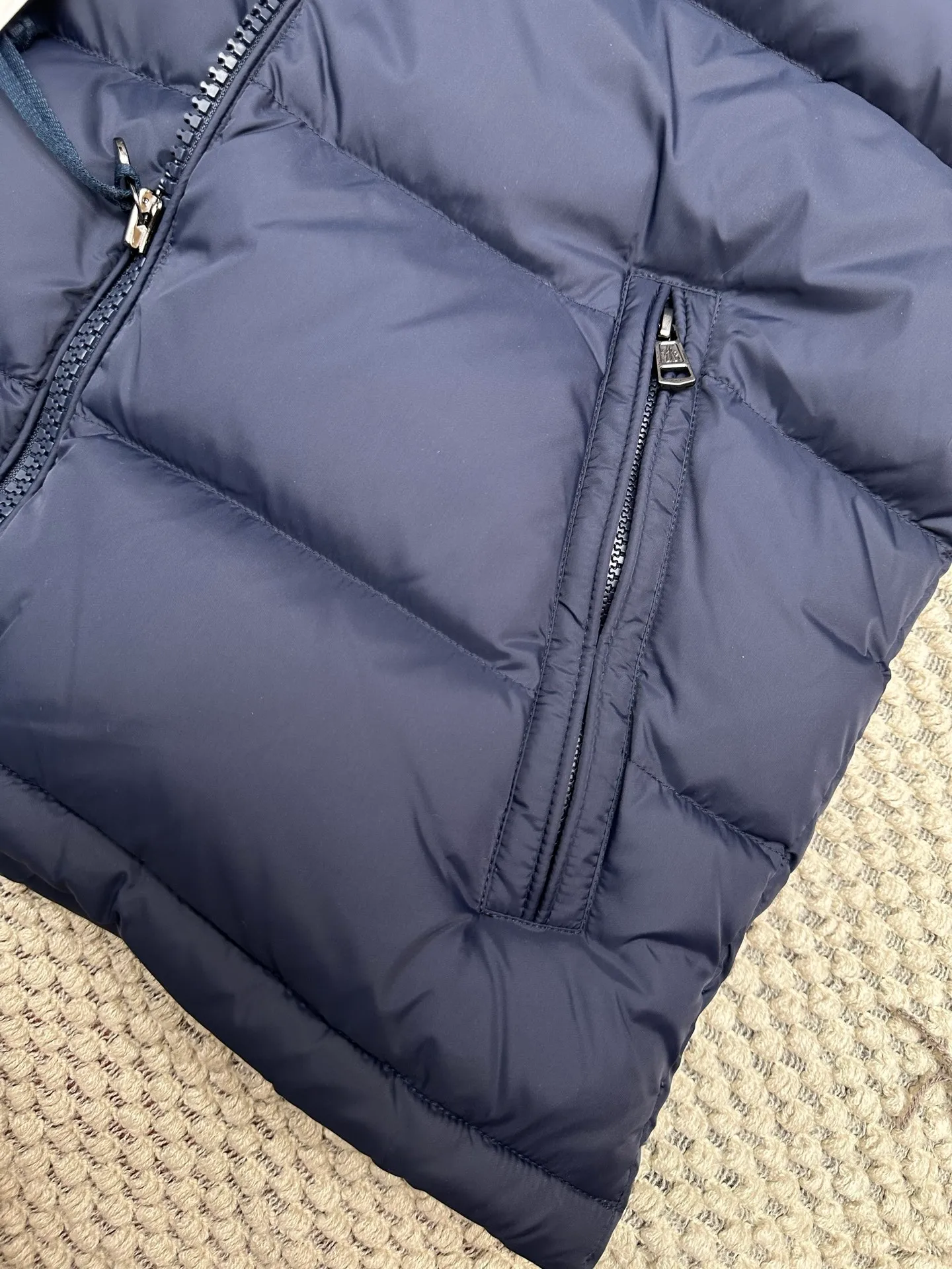 P1160 New down jacket⬆️Moncler Mayaf short men's down jacket jacket. The hood is removable and the fur collar is removable. Based on Maya, a removable fur collar is added. The Mayaf men's hooded down jacket is made of functional nylon fabric, and the hood is equipped with removable synthetic material trim.  The Mayaf short down jacket is a reinterpretation of the classic Moncler Maya style in an instantly recognizable silhouette, with a removable hood and adjustable hem. Made from functional fabric with removable synthetic trim on the hood. The sleeves are embellished with classic patch pockets, reflecting the brand's signature style. Details • Made from functional fabric • Lined with functional fabric • Filled with down • Press-stud collar • Detachable hood with removable synthetic trim • Zip closure • Zippered pockets • Patch pockets with press-stud • Adjustable elastic cuffs • Adjustable drawstring hem Color: Black/Navy Blue Size : 1-6