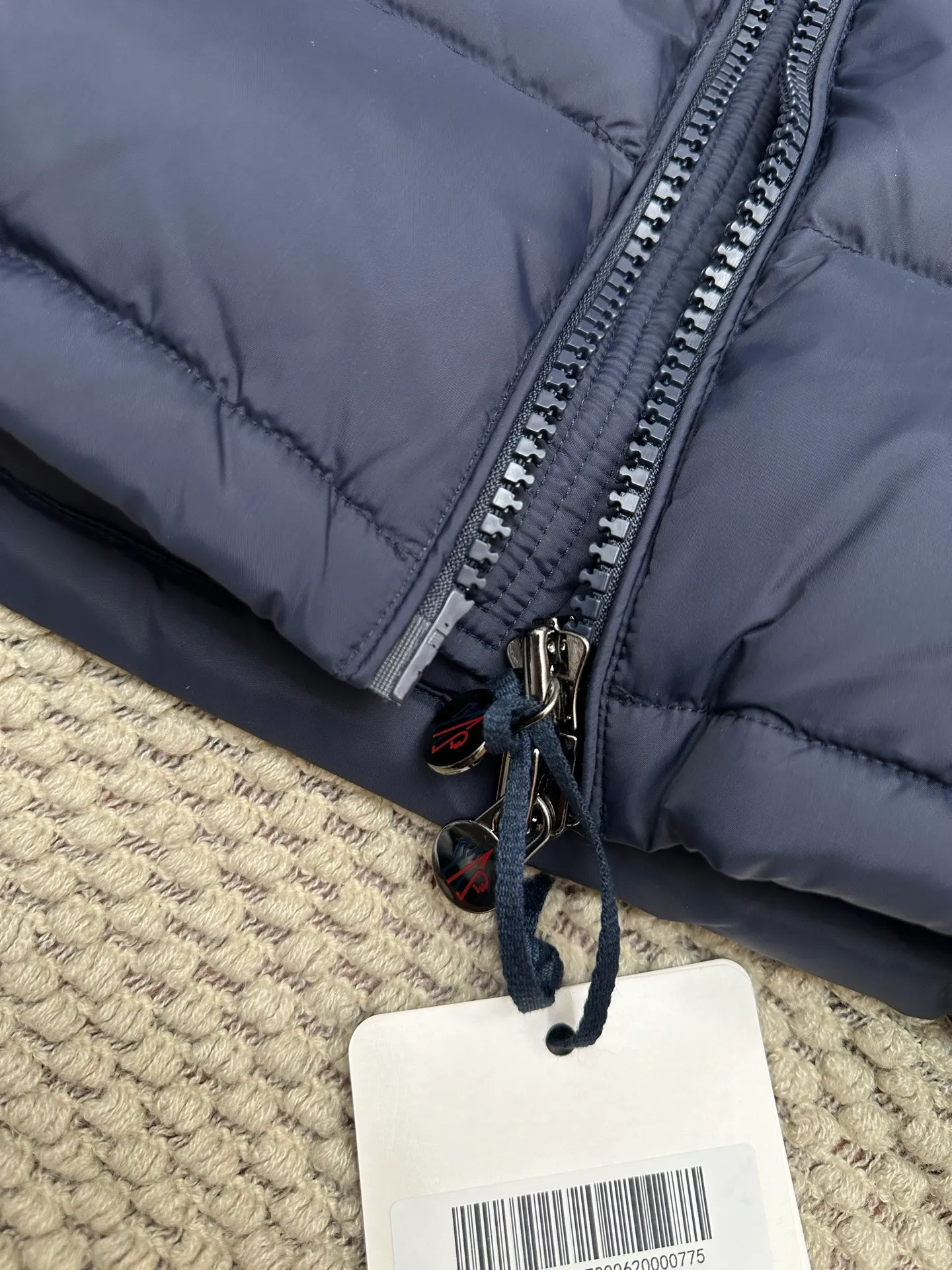 P1160 New down jacket⬆️Moncler Mayaf short men's down jacket jacket. The hood is removable and the fur collar is removable. Based on Maya, a removable fur collar is added. The Mayaf men's hooded down jacket is made of functional nylon fabric, and the hood is equipped with removable synthetic material trim.  The Mayaf short down jacket is a reinterpretation of the classic Moncler Maya style in an instantly recognizable silhouette, with a removable hood and adjustable hem. Made from functional fabric with removable synthetic trim on the hood. The sleeves are embellished with classic patch pockets, reflecting the brand's signature style. Details • Made from functional fabric • Lined with functional fabric • Filled with down • Press-stud collar • Detachable hood with removable synthetic trim • Zip closure • Zippered pockets • Patch pockets with press-stud • Adjustable elastic cuffs • Adjustable drawstring hem Color: Black/Navy Blue Size : 1-6