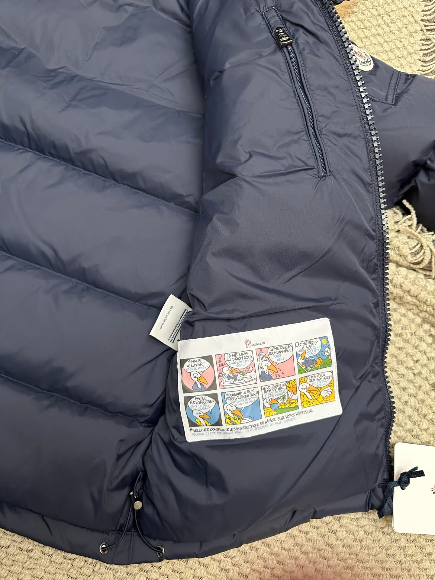 P1160 New down jacket⬆️Moncler Mayaf short men's down jacket jacket. The hood is removable and the fur collar is removable. Based on Maya, a removable fur collar is added. The Mayaf men's hooded down jacket is made of functional nylon fabric, and the hood is equipped with removable synthetic material trim.  The Mayaf short down jacket is a reinterpretation of the classic Moncler Maya style in an instantly recognizable silhouette, with a removable hood and adjustable hem. Made from functional fabric with removable synthetic trim on the hood. The sleeves are embellished with classic patch pockets, reflecting the brand's signature style. Details • Made from functional fabric • Lined with functional fabric • Filled with down • Press-stud collar • Detachable hood with removable synthetic trim • Zip closure • Zippered pockets • Patch pockets with press-stud • Adjustable elastic cuffs • Adjustable drawstring hem Color: Black/Navy Blue Size : 1-6