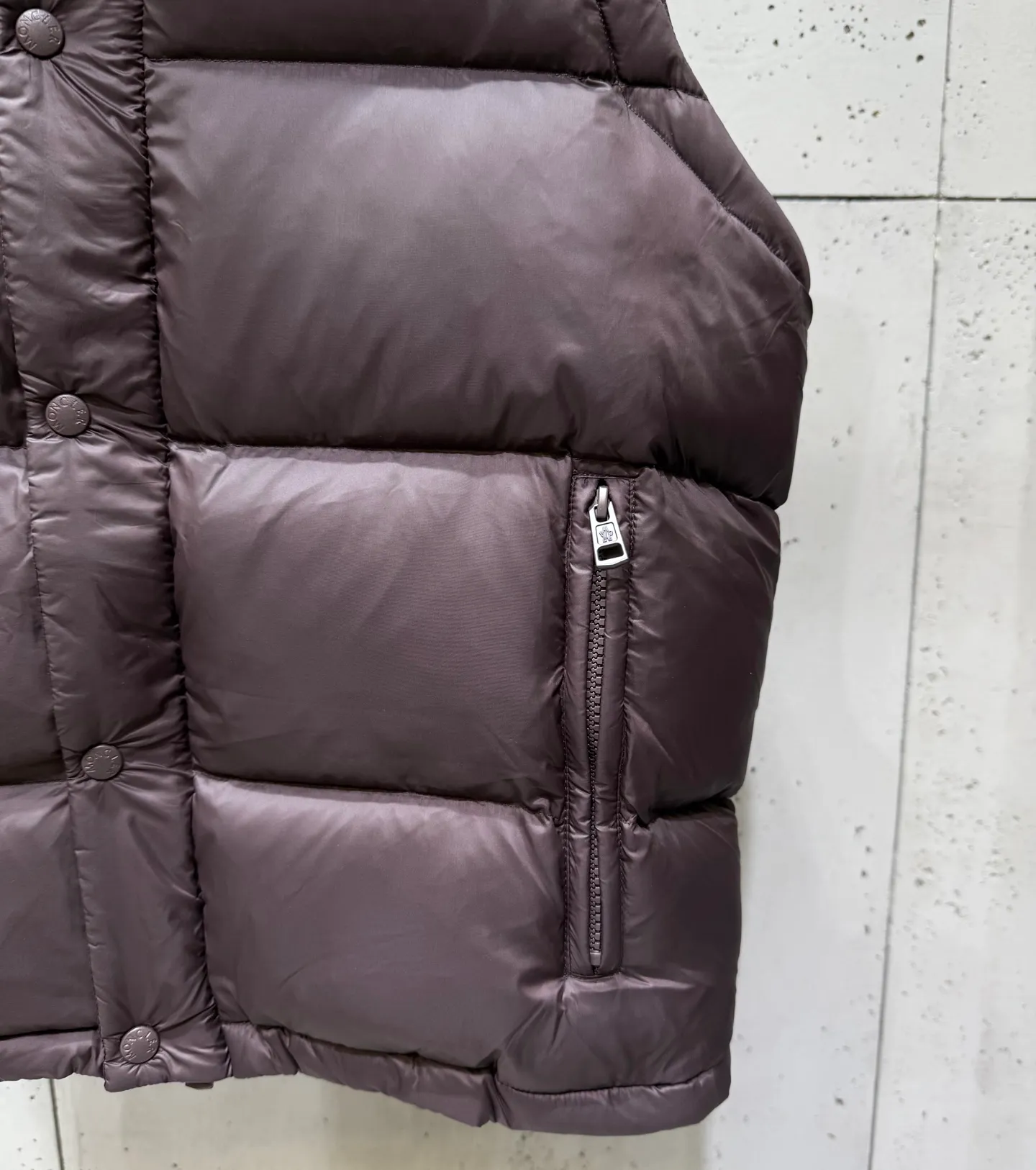 P960 𝐌𝐎𝐍𝐂𝐋𝐄𝐑 Men's Cyclone Men's 2-in-1 Mouth 2024 Autumn and Winter New Down Jacket. The stand-up collar hooded design with detachable sleeves allows one garment to be worn in a variety of styles, suitable for various looks; it is made of custom-made windproof and rain-proof fabric, anti-wrinkle, anti-static and quick-drying, soft and skin-friendly, and extremely comfortable for the upper body; the stand-up collar hooded design is suitable for both business and leisure A down jacket; filled with 90% goose down, warm, fluffy and soft; made in a brand factory, with impeccable quality and details; decorated with the brand logo on the chest, highly recognizable; a down jacket suitable for various occasions, with unparalleled warmth. Number of yards: 1-5 yards