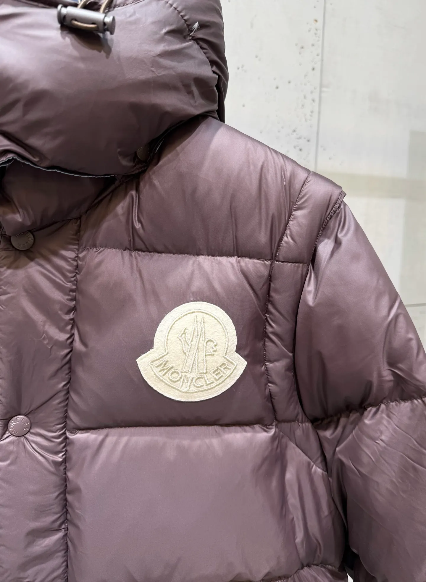 P960 𝐌𝐎𝐍𝐂𝐋𝐄𝐑 Men's Cyclone Men's 2-in-1 Mouth 2024 Autumn and Winter New Down Jacket. The stand-up collar hooded design with detachable sleeves allows one garment to be worn in a variety of styles, suitable for various looks; it is made of custom-made windproof and rain-proof fabric, anti-wrinkle, anti-static and quick-drying, soft and skin-friendly, and extremely comfortable for the upper body; the stand-up collar hooded design is suitable for both business and leisure A down jacket; filled with 90% goose down, warm, fluffy and soft; made in a brand factory, with impeccable quality and details; decorated with the brand logo on the chest, highly recognizable; a down jacket suitable for various occasions, with unparalleled warmth. Number of yards: 1-5 yards