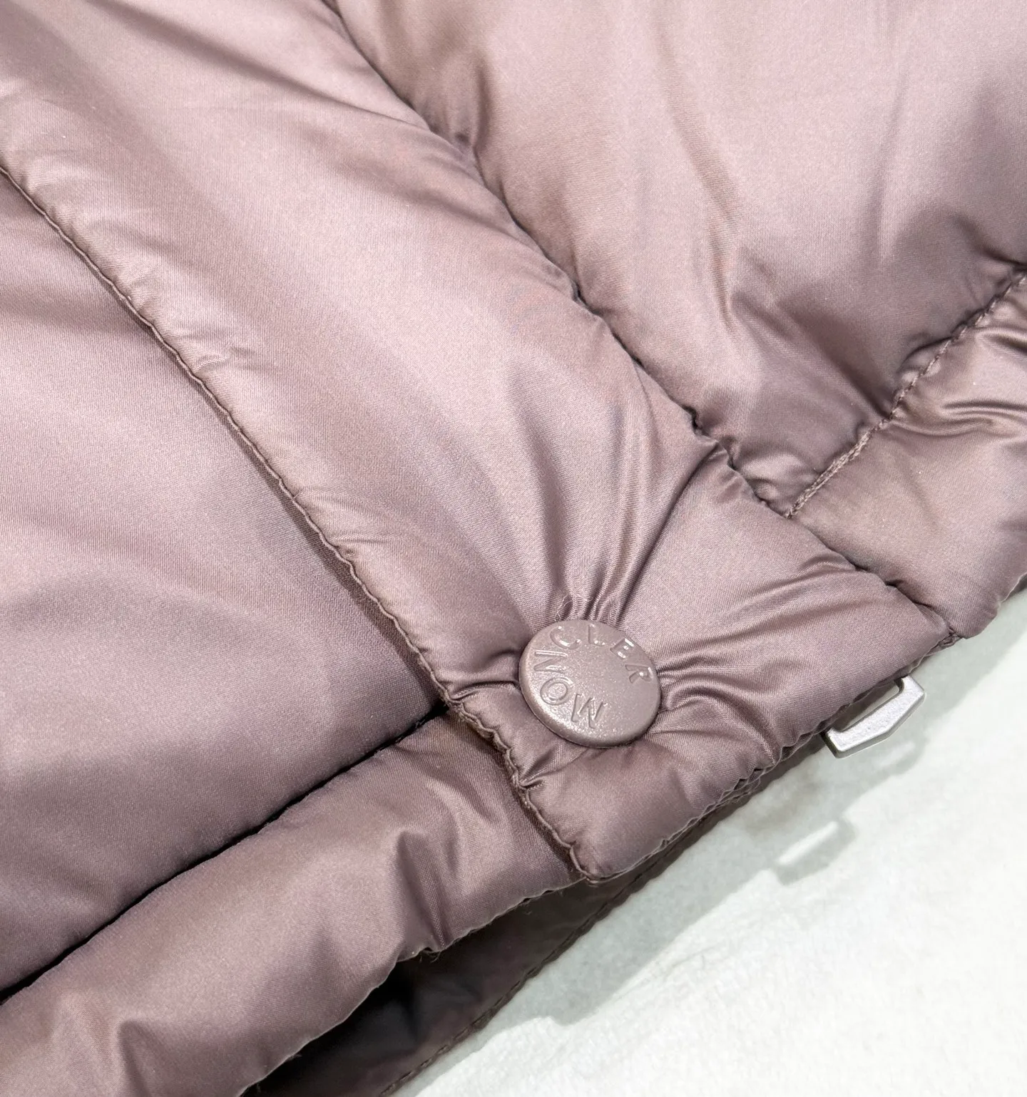 P960 𝐌𝐎𝐍𝐂𝐋𝐄𝐑 Men's Cyclone Men's 2-in-1 Mouth 2024 Autumn and Winter New Down Jacket. The stand-up collar hooded design with detachable sleeves allows one garment to be worn in a variety of styles, suitable for various looks; it is made of custom-made windproof and rain-proof fabric, anti-wrinkle, anti-static and quick-drying, soft and skin-friendly, and extremely comfortable for the upper body; the stand-up collar hooded design is suitable for both business and leisure A down jacket; filled with 90% goose down, warm, fluffy and soft; made in a brand factory, with impeccable quality and details; decorated with the brand logo on the chest, highly recognizable; a down jacket suitable for various occasions, with unparalleled warmth. Number of yards: 1-5 yards