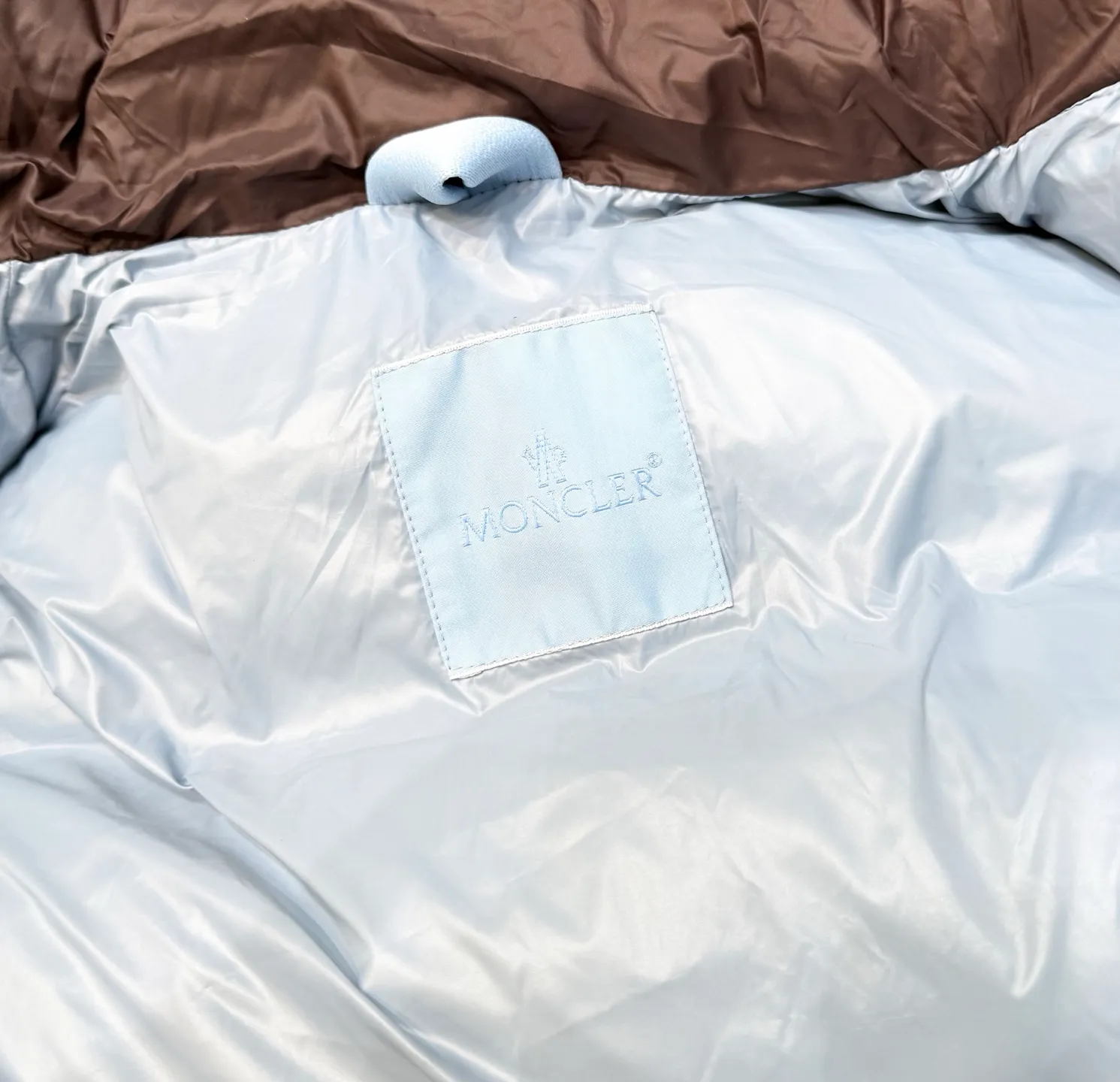 P960 𝐌𝐎𝐍𝐂𝐋𝐄𝐑 Men's Cyclone Men's 2-in-1 Mouth 2024 Autumn and Winter New Down Jacket. The stand-up collar hooded design with detachable sleeves allows one garment to be worn in a variety of styles, suitable for various looks; it is made of custom-made windproof and rain-proof fabric, anti-wrinkle, anti-static and quick-drying, soft and skin-friendly, and extremely comfortable for the upper body; the stand-up collar hooded design is suitable for both business and leisure A down jacket; filled with 90% goose down, warm, fluffy and soft; made in a brand factory, with impeccable quality and details; decorated with the brand logo on the chest, highly recognizable; a down jacket suitable for various occasions, with unparalleled warmth. Number of yards: 1-5 yards