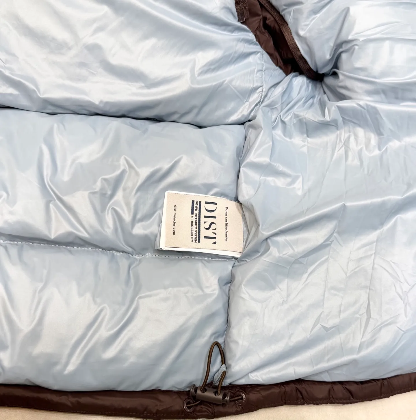 P960 𝐌𝐎𝐍𝐂𝐋𝐄𝐑 Men's Cyclone Men's 2-in-1 Mouth 2024 Autumn and Winter New Down Jacket. The stand-up collar hooded design with detachable sleeves allows one garment to be worn in a variety of styles, suitable for various looks; it is made of custom-made windproof and rain-proof fabric, anti-wrinkle, anti-static and quick-drying, soft and skin-friendly, and extremely comfortable for the upper body; the stand-up collar hooded design is suitable for both business and leisure A down jacket; filled with 90% goose down, warm, fluffy and soft; made in a brand factory, with impeccable quality and details; decorated with the brand logo on the chest, highly recognizable; a down jacket suitable for various occasions, with unparalleled warmth. Number of yards: 1-5 yards