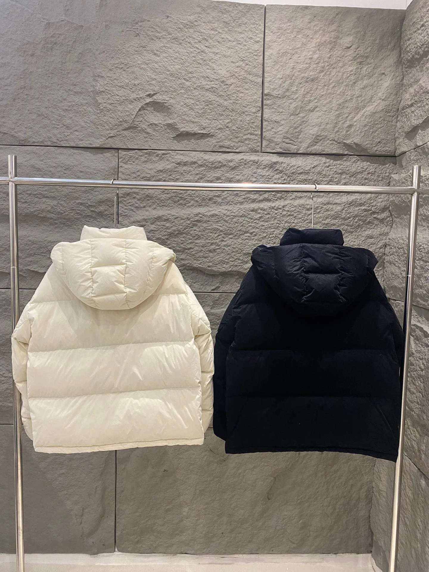 P940 Moncler Ettore women's short flocked pit strip down jacket. The Ettore down jacket combines functionality and creativity. Short design made from flocked lightweight nylon for added dimension. Comes with a removable hood for protection in different weather conditions. The loose fit and warm design can be easily layered with feminine or low-key urban looks. ·Flocked printed nylon fabric ·Polyester lining ·90 velvet filling ·Detachable hood ·Snap button pockets ·Elastic cuffs ·Drawstring hem ·Embroidered armband Color: Milk White/Black Size: 0/1/2/3