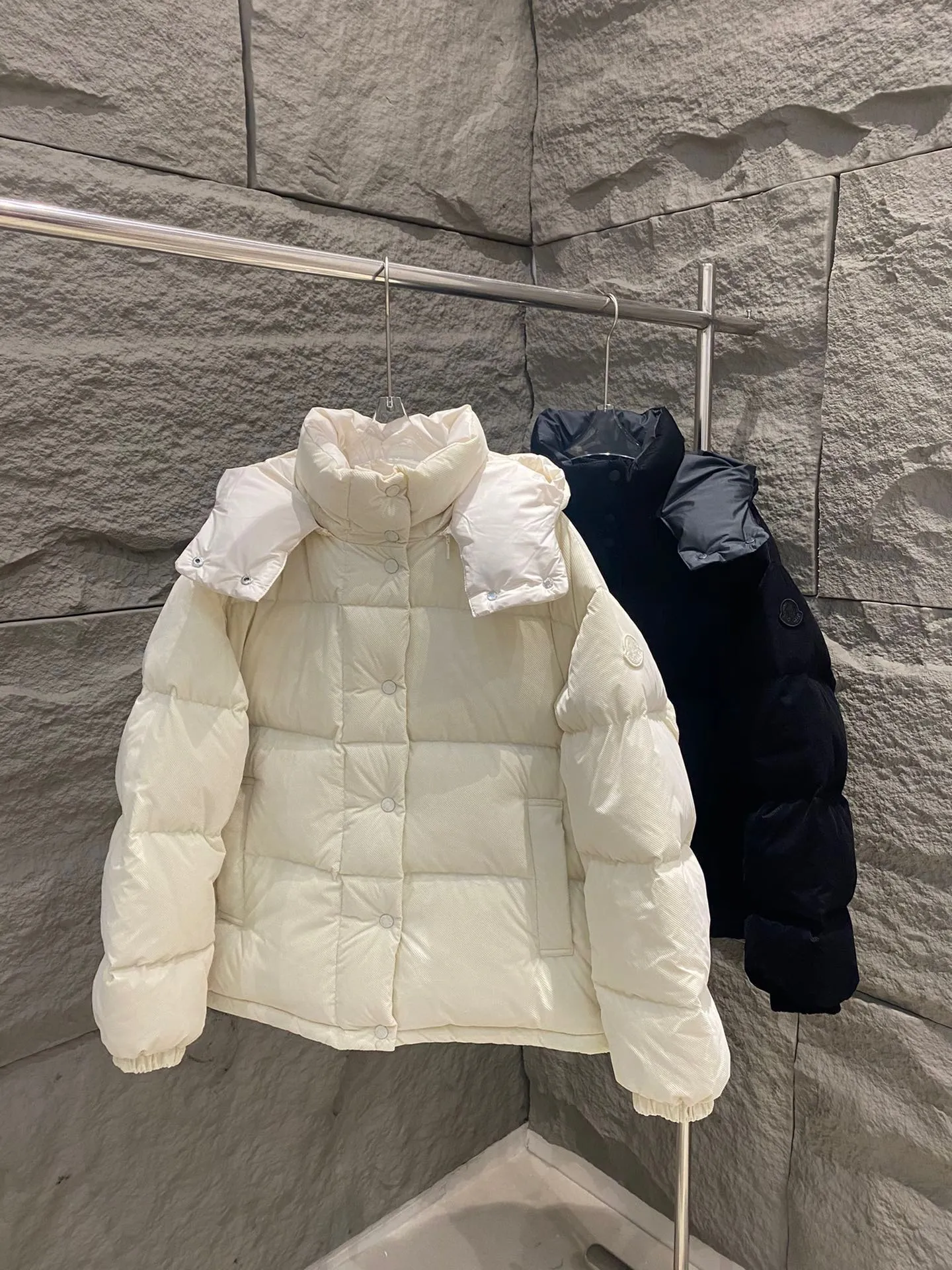 P940 Moncler Ettore women's short flocked pit strip down jacket. The Ettore down jacket combines functionality and creativity. Short design made from flocked lightweight nylon for added dimension. Comes with a removable hood for protection in different weather conditions. The loose fit and warm design can be easily layered with feminine or low-key urban looks. ·Flocked printed nylon fabric ·Polyester lining ·90 velvet filling ·Detachable hood ·Snap button pockets ·Elastic cuffs ·Drawstring hem ·Embroidered armband Color: Milk White/Black Size: 0/1/2/3