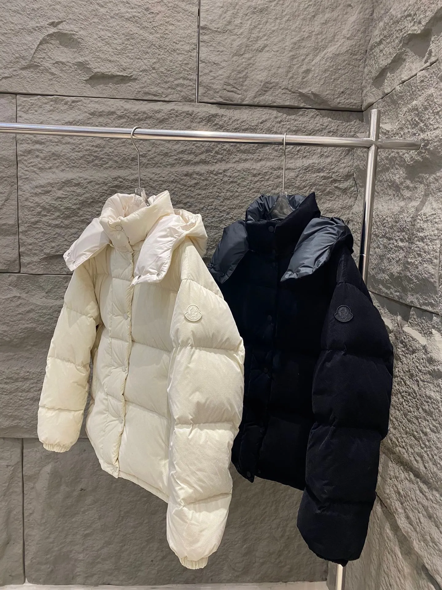 P940 Moncler Ettore women's short flocked pit strip down jacket. The Ettore down jacket combines functionality and creativity. Short design made from flocked lightweight nylon for added dimension. Comes with a removable hood for protection in different weather conditions. The loose fit and warm design can be easily layered with feminine or low-key urban looks. ·Flocked printed nylon fabric ·Polyester lining ·90 velvet filling ·Detachable hood ·Snap button pockets ·Elastic cuffs ·Drawstring hem ·Embroidered armband Color: Milk White/Black Size: 0/1/2/3