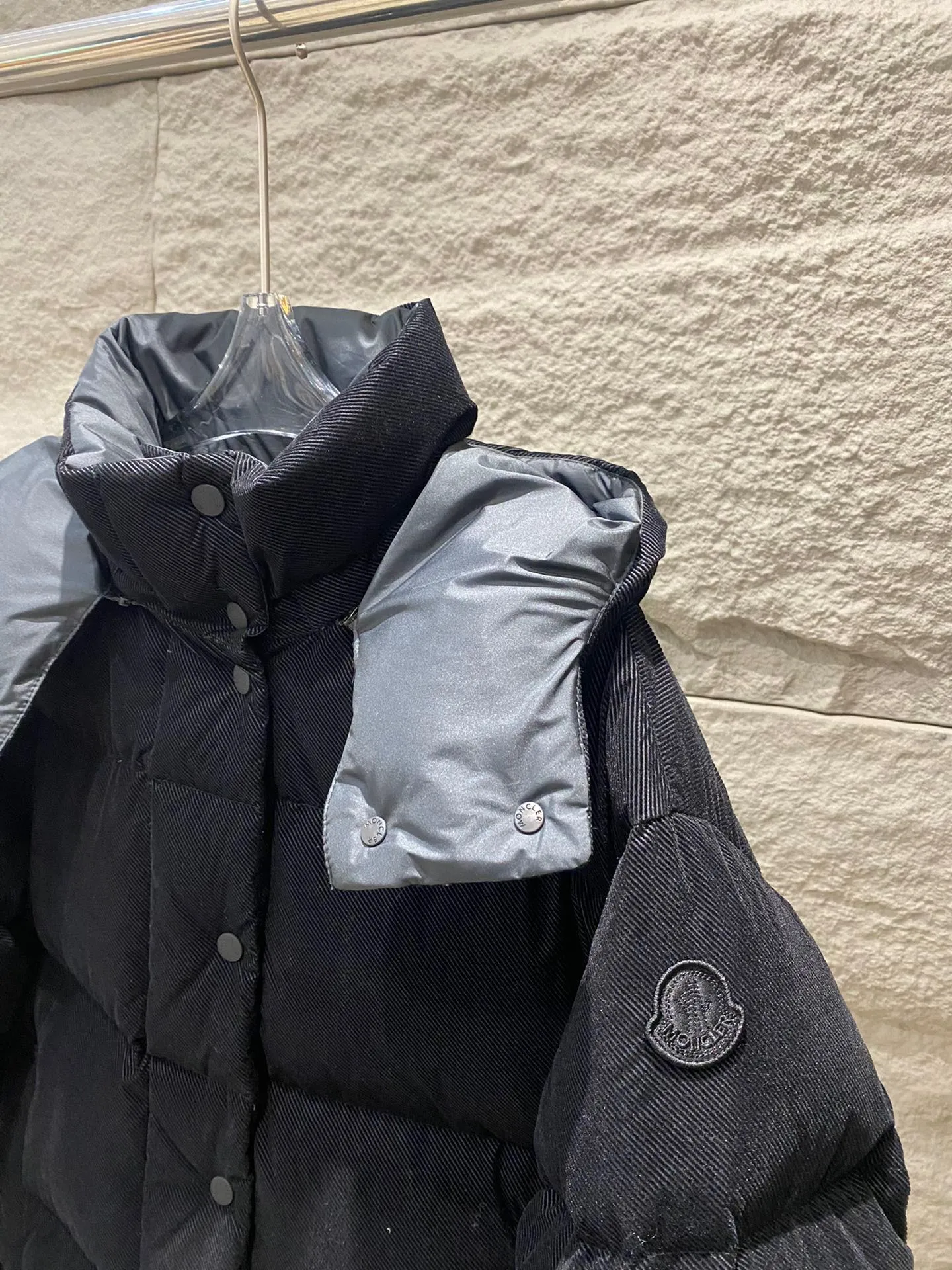 P940 Moncler Ettore women's short flocked pit strip down jacket. The Ettore down jacket combines functionality and creativity. Short design made from flocked lightweight nylon for added dimension. Comes with a removable hood for protection in different weather conditions. The loose fit and warm design can be easily layered with feminine or low-key urban looks. ·Flocked printed nylon fabric ·Polyester lining ·90 velvet filling ·Detachable hood ·Snap button pockets ·Elastic cuffs ·Drawstring hem ·Embroidered armband Color: Milk White/Black Size: 0/1/2/3