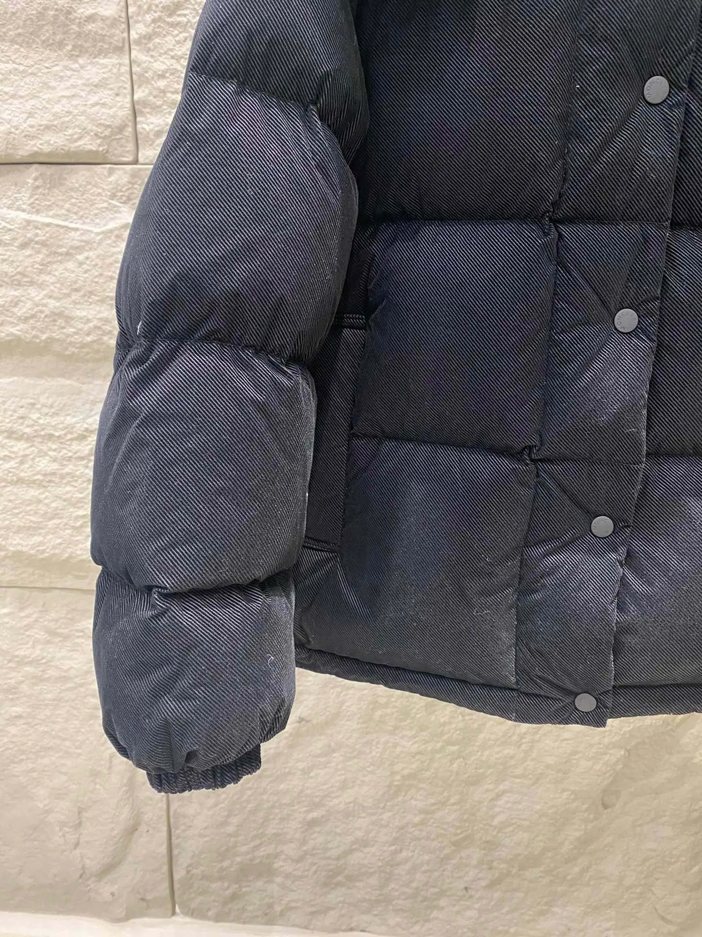 P940 Moncler Ettore women's short flocked pit strip down jacket. The Ettore down jacket combines functionality and creativity. Short design made from flocked lightweight nylon for added dimension. Comes with a removable hood for protection in different weather conditions. The loose fit and warm design can be easily layered with feminine or low-key urban looks. ·Flocked printed nylon fabric ·Polyester lining ·90 velvet filling ·Detachable hood ·Snap button pockets ·Elastic cuffs ·Drawstring hem ·Embroidered armband Color: Milk White/Black Size: 0/1/2/3