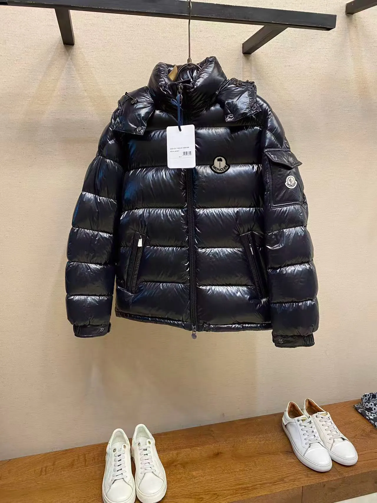 P780 MONCLER Meng Maya Down Jacket: Color/Black Size: M. L. Zipper pendant with custom logo Fabric: 400D bright nylon, anti-fouling, anti-wrinkle, waterproof and windproof, very wear-resistant, breathable and comfortable.           Embroidery: Straight lines, smooth curves, dense and neat stitches, no jagged edges, flat embroidery surface, no skewed threads, consistent stitch length, no bottom exposed, no overlap, smooth embroidery surface, no ink marks and other stains. Advanced imported embroidery machines are used to ensure embroidery quality.