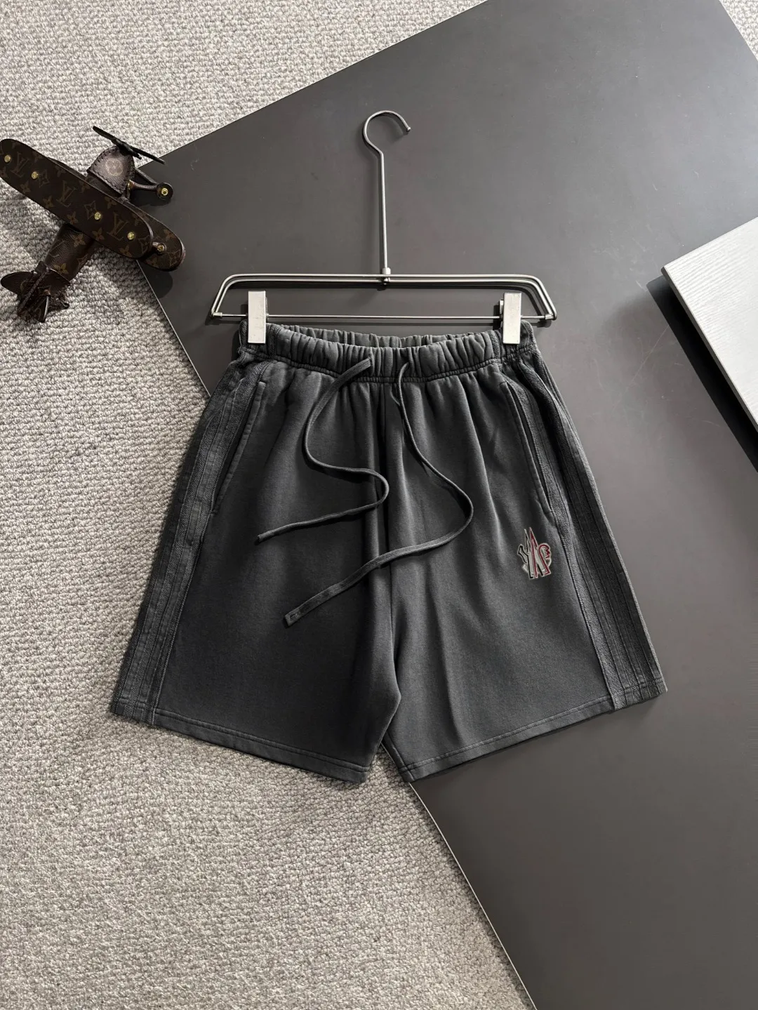 Next day shipment P300 High quality MONCLER/muzzle 2025 spring and summer new style high-definition elastic band casual solid color loose shorts, made with machines imported from Italy. The hem of the trousers is stitched with two needles. The stitching is fine and firm. The fabric is customized at the counter and has high breathability and comfort. The details are impeccable. The brand element design concept reflects high quality. It feels delicate and soft! It presents a casual cut and the upper body shape is great! Size: S-XXL