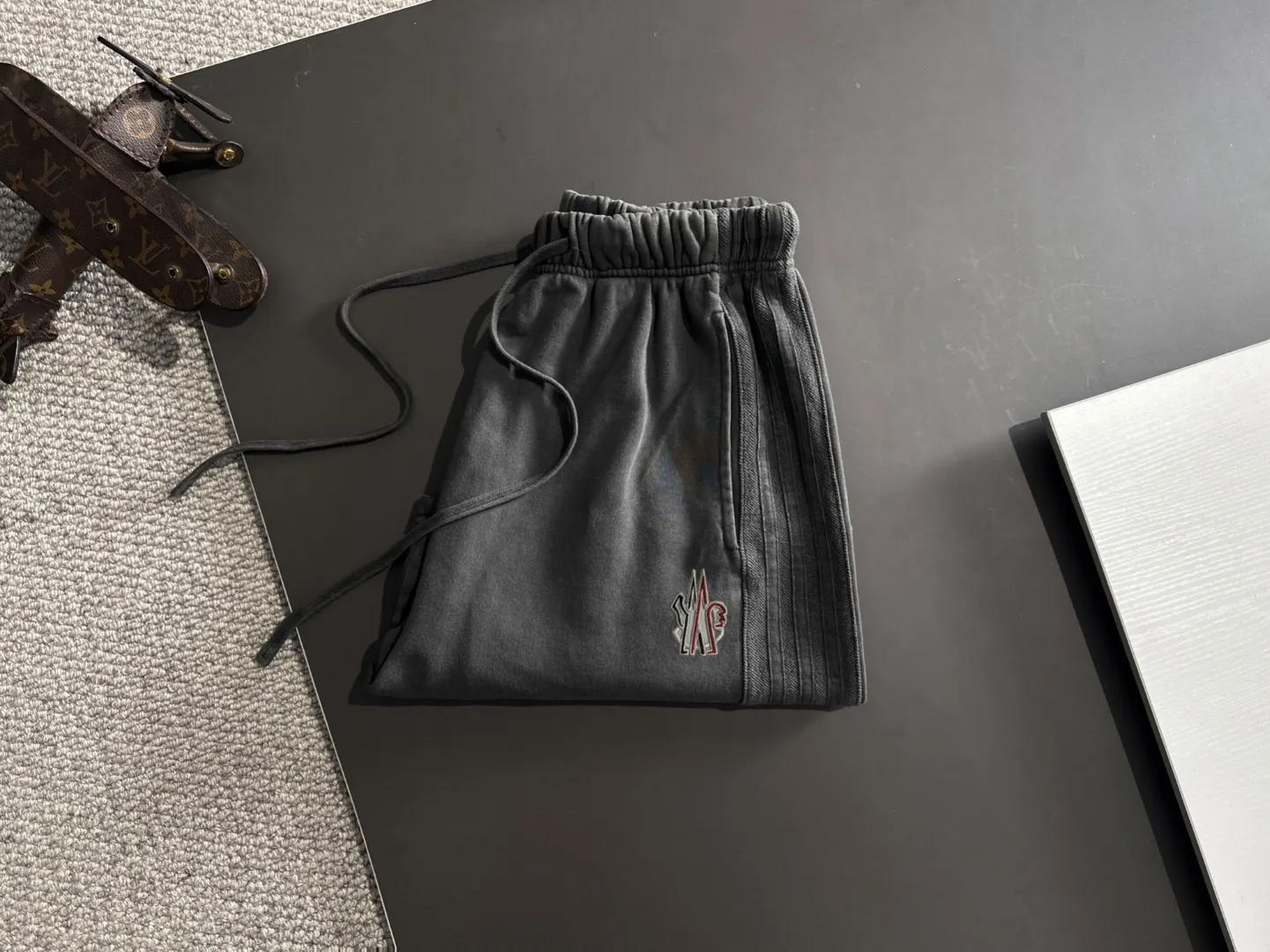 Next day shipment P300 High quality MONCLER/muzzle 2025 spring and summer new style high-definition elastic band casual solid color loose shorts, made with machines imported from Italy. The hem of the trousers is stitched with two needles. The stitching is fine and firm. The fabric is customized at the counter and has high breathability and comfort. The details are impeccable. The brand element design concept reflects high quality. It feels delicate and soft! It presents a casual cut and the upper body shape is great! Size: S-XXL
