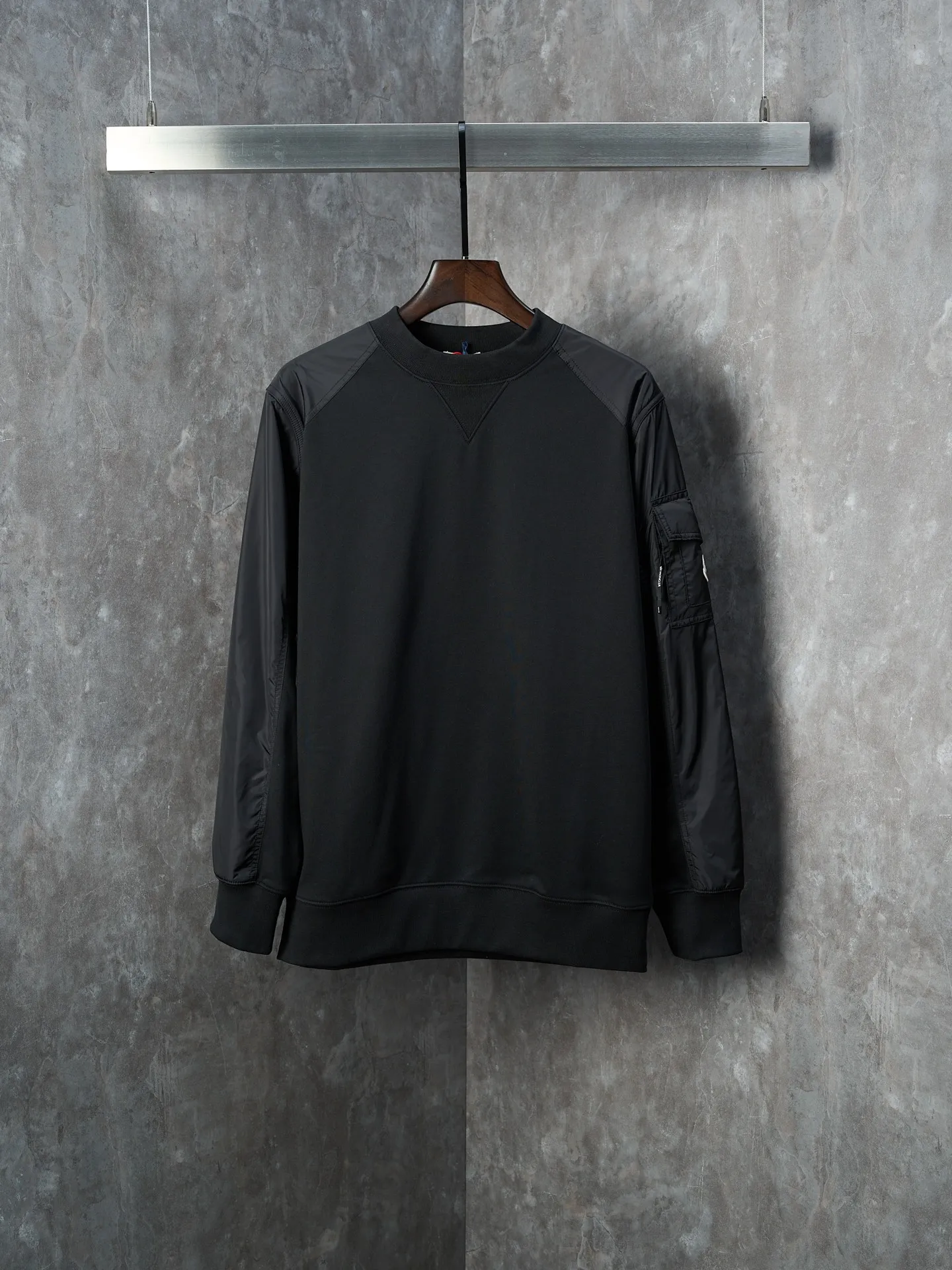 P390 Actual auction] Moncler/Mask logo patch pocket nylon splicing round neck sweatshirt [Ready stock] S M L XL custom soft velvet cotton blended warm core material and tough nylon high-density woven material. Smooth and delicate, comfortable and close to the skin. With a touch of deep black as the base, a triangular world is quietly drawn on the chest. The iconic Moncler logo embroidered logo decorates the sleeves. Integrated nylon fabric embellishes the square silhouette. Cross-field aesthetic grafting. Exquisite small pocket design reveals a flexible and relaxed beauty. Deconstructs the attitude of modern gentlemen and shows taste in silence. Needle and shuttle stitching technology can make full use of the respective advantages of knitted fabrics and woven fabrics. By choosing the appropriate sewing process and stitches, the splicing parts can be ensured to be strong and beautiful. Template machine bag opening. The preset template guides the position, shape and size of the bag opening. The accuracy ensures the quality of the bag opening effect. The fabrics are washed and have a better hand feel. Not easy to deform, not easy to shrink, not easy to fade, maintain long-term beauty, loose fit
