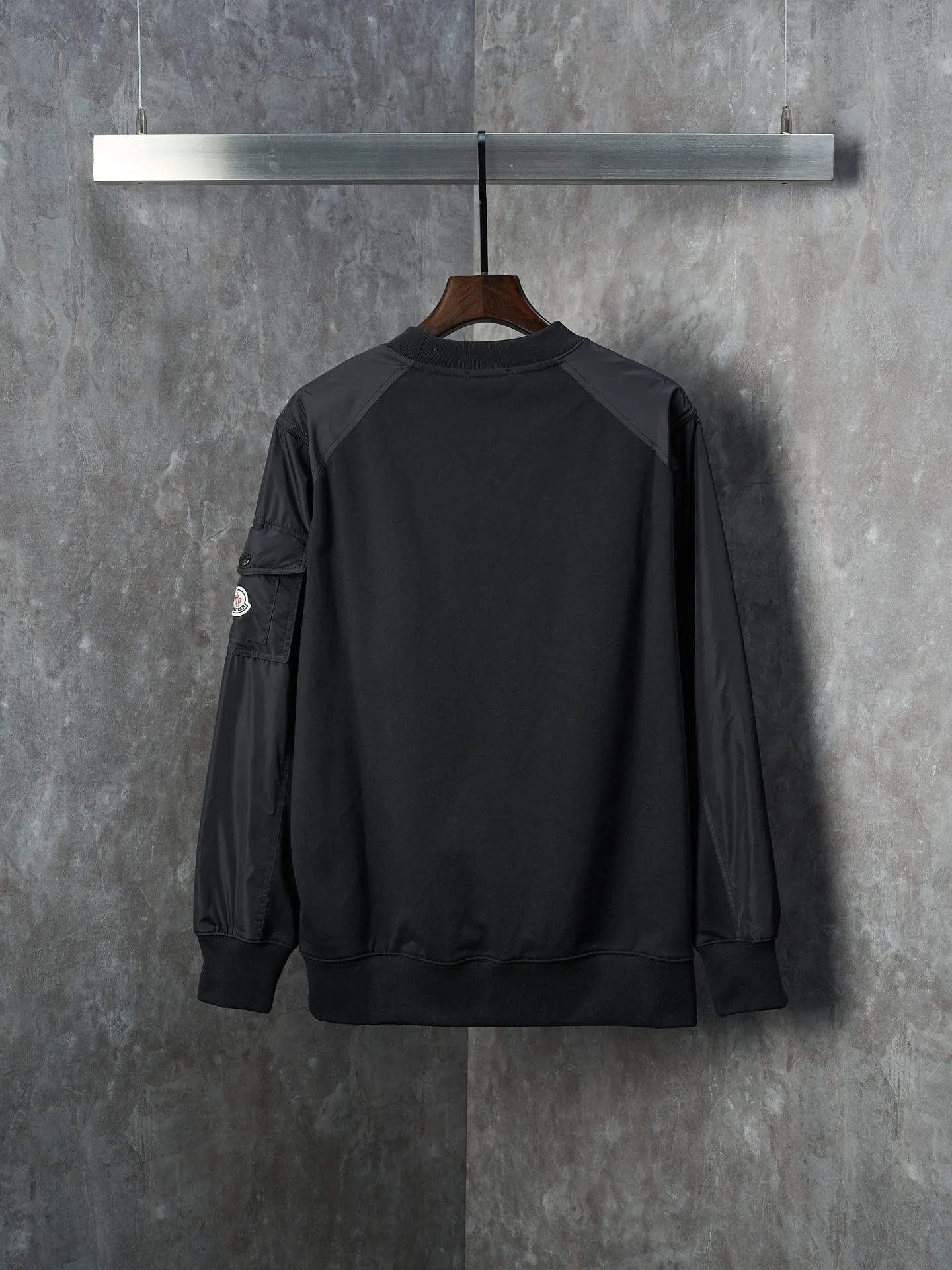 P390 Actual auction] Moncler/Mask logo patch pocket nylon splicing round neck sweatshirt [Ready stock] S M L XL custom soft velvet cotton blended warm core material and tough nylon high-density woven material. Smooth and delicate, comfortable and close to the skin. With a touch of deep black as the base, a triangular world is quietly drawn on the chest. The iconic Moncler logo embroidered logo decorates the sleeves. Integrated nylon fabric embellishes the square silhouette. Cross-field aesthetic grafting. Exquisite small pocket design reveals a flexible and relaxed beauty. Deconstructs the attitude of modern gentlemen and shows taste in silence. Needle and shuttle stitching technology can make full use of the respective advantages of knitted fabrics and woven fabrics. By choosing the appropriate sewing process and stitches, the splicing parts can be ensured to be strong and beautiful. Template machine bag opening. The preset template guides the position, shape and size of the bag opening. The accuracy ensures the quality of the bag opening effect. The fabrics are washed and have a better hand feel. Not easy to deform, not easy to shrink, not easy to fade, maintain long-term beauty, loose fit