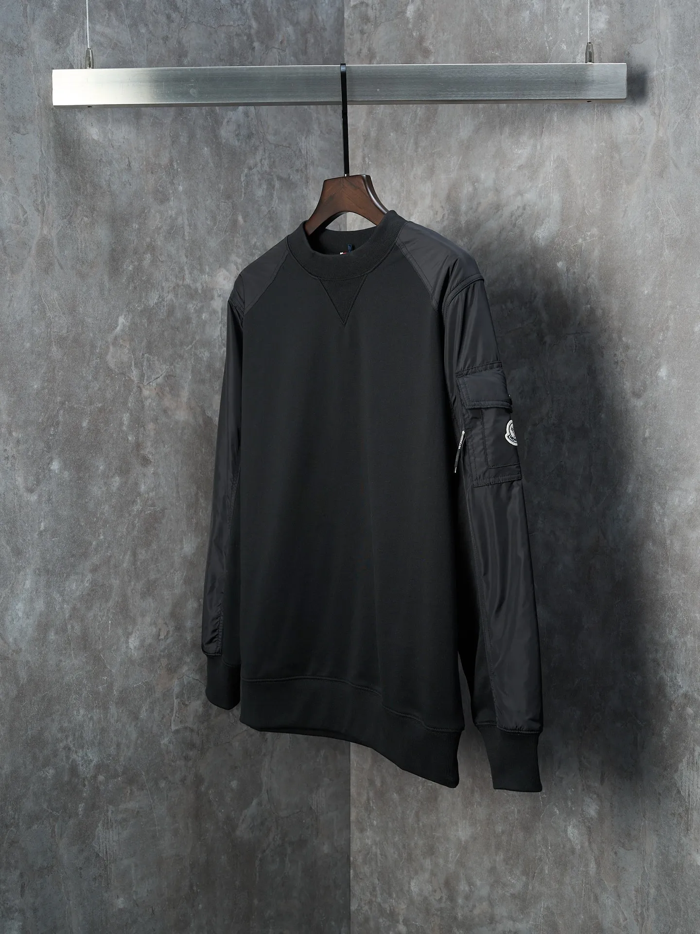 P390 Actual auction] Moncler/Mask logo patch pocket nylon splicing round neck sweatshirt [Ready stock] S M L XL custom soft velvet cotton blended warm core material and tough nylon high-density woven material. Smooth and delicate, comfortable and close to the skin. With a touch of deep black as the base, a triangular world is quietly drawn on the chest. The iconic Moncler logo embroidered logo decorates the sleeves. Integrated nylon fabric embellishes the square silhouette. Cross-field aesthetic grafting. Exquisite small pocket design reveals a flexible and relaxed beauty. Deconstructs the attitude of modern gentlemen and shows taste in silence. Needle and shuttle stitching technology can make full use of the respective advantages of knitted fabrics and woven fabrics. By choosing the appropriate sewing process and stitches, the splicing parts can be ensured to be strong and beautiful. Template machine bag opening. The preset template guides the position, shape and size of the bag opening. The accuracy ensures the quality of the bag opening effect. The fabrics are washed and have a better hand feel. Not easy to deform, not easy to shrink, not easy to fade, maintain long-term beauty, loose fit