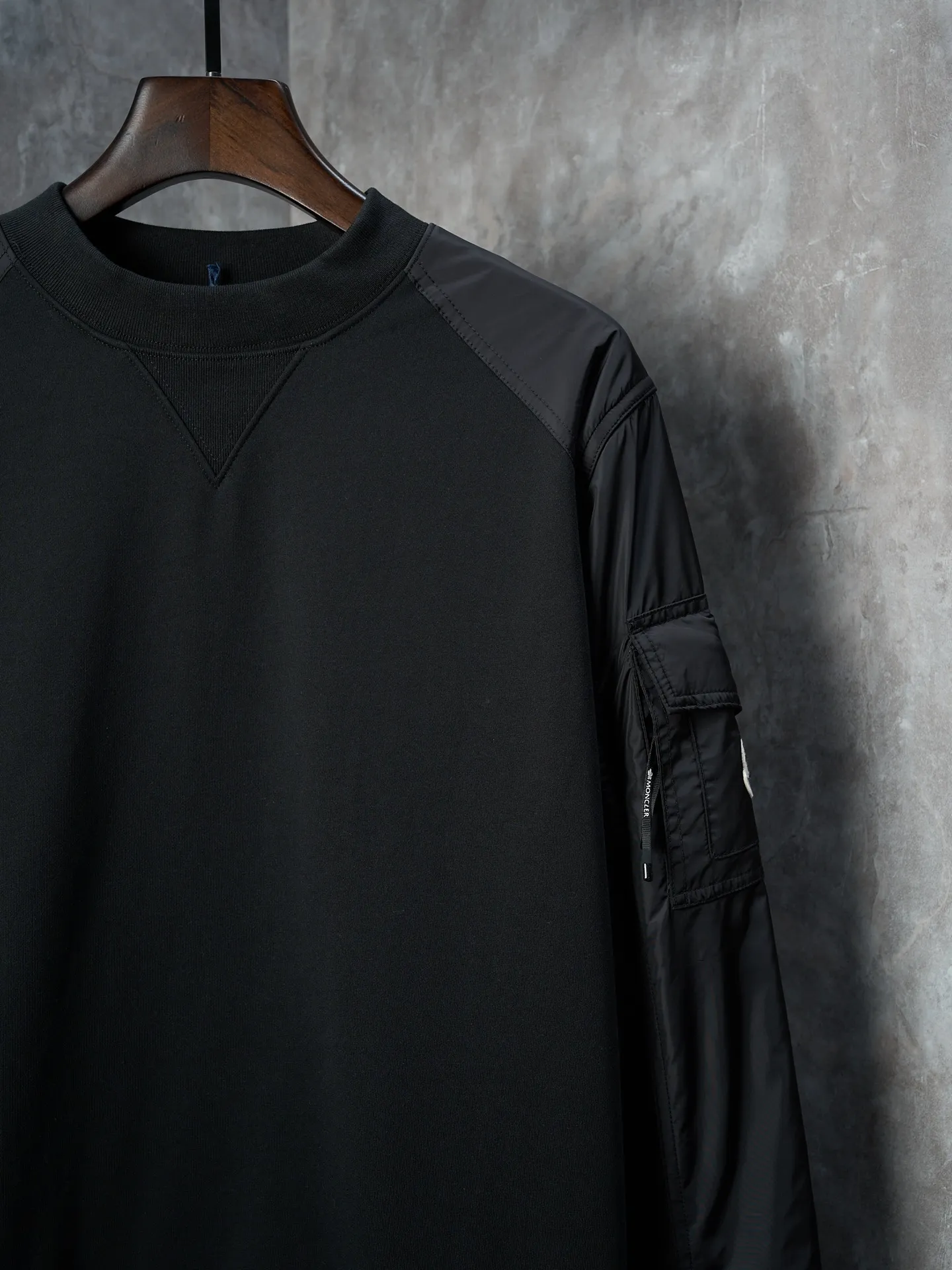 P390 Actual auction] Moncler/Mask logo patch pocket nylon splicing round neck sweatshirt [Ready stock] S M L XL custom soft velvet cotton blended warm core material and tough nylon high-density woven material. Smooth and delicate, comfortable and close to the skin. With a touch of deep black as the base, a triangular world is quietly drawn on the chest. The iconic Moncler logo embroidered logo decorates the sleeves. Integrated nylon fabric embellishes the square silhouette. Cross-field aesthetic grafting. Exquisite small pocket design reveals a flexible and relaxed beauty. Deconstructs the attitude of modern gentlemen and shows taste in silence. Needle and shuttle stitching technology can make full use of the respective advantages of knitted fabrics and woven fabrics. By choosing the appropriate sewing process and stitches, the splicing parts can be ensured to be strong and beautiful. Template machine bag opening. The preset template guides the position, shape and size of the bag opening. The accuracy ensures the quality of the bag opening effect. The fabrics are washed and have a better hand feel. Not easy to deform, not easy to shrink, not easy to fade, maintain long-term beauty, loose fit
